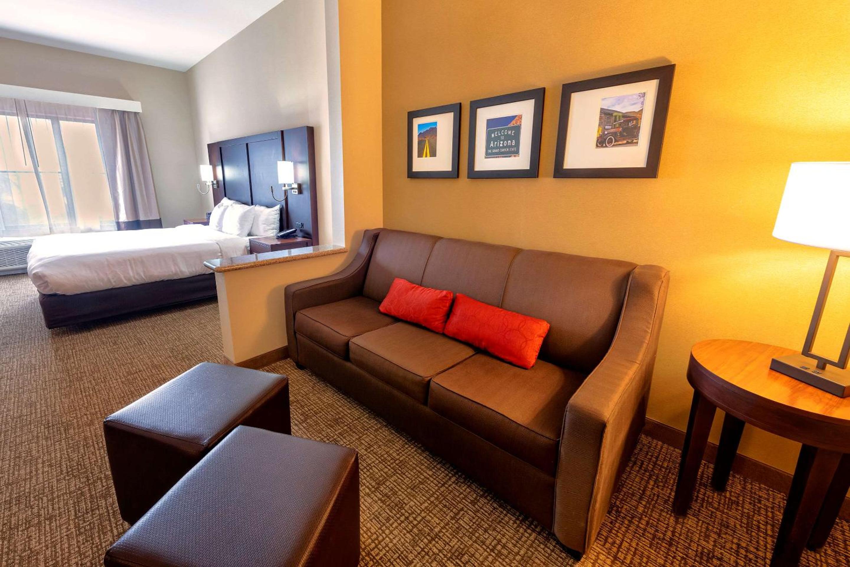King Suite with Sofa Bed - Non-Smoking - Photo 5
