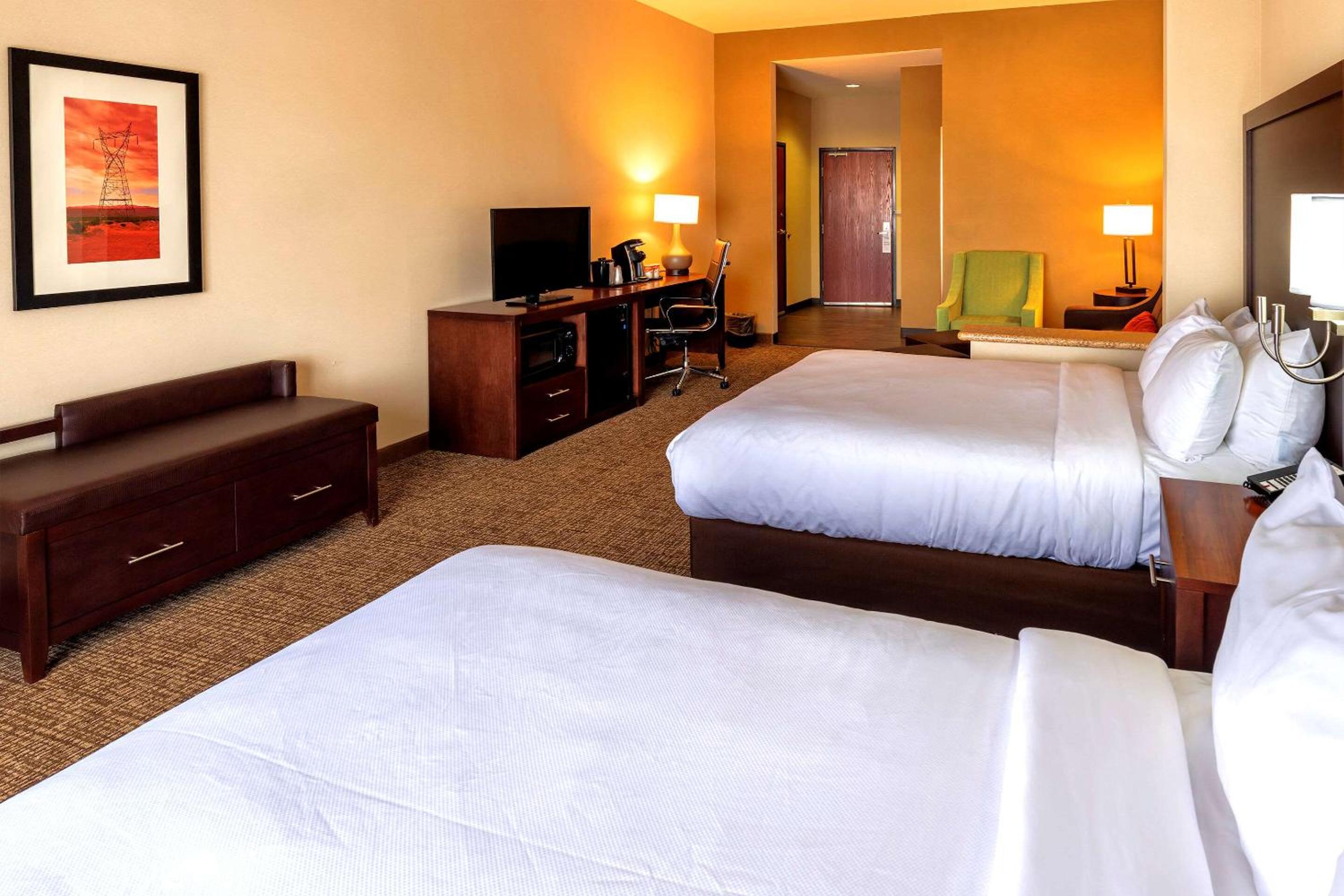 Queen Suite with Two Queen Beds and Sofa Bed - Accessible/Non-Smoking - Photo 2