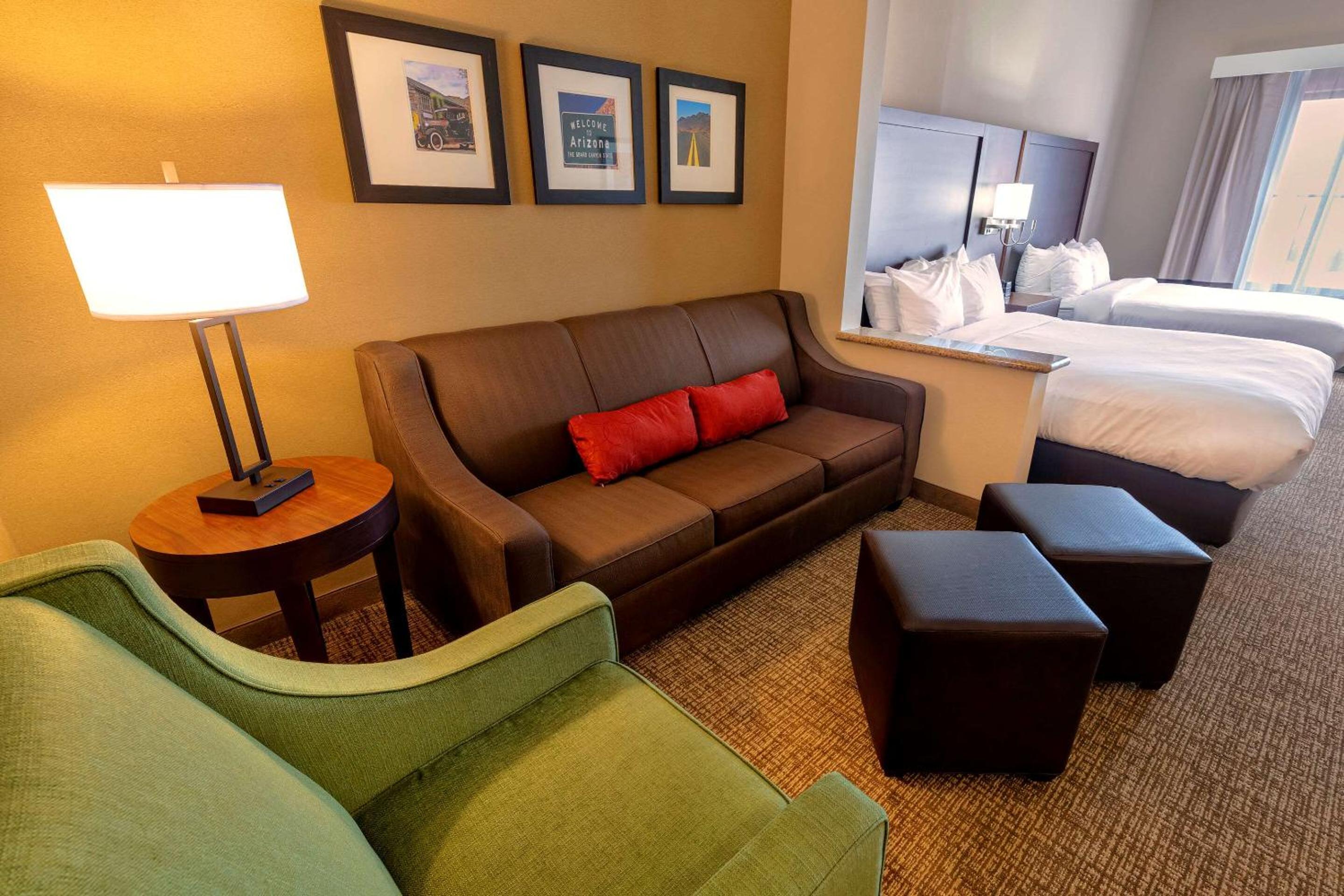 Queen Suite with Two Queen Beds and Sofa Bed - Photo 4