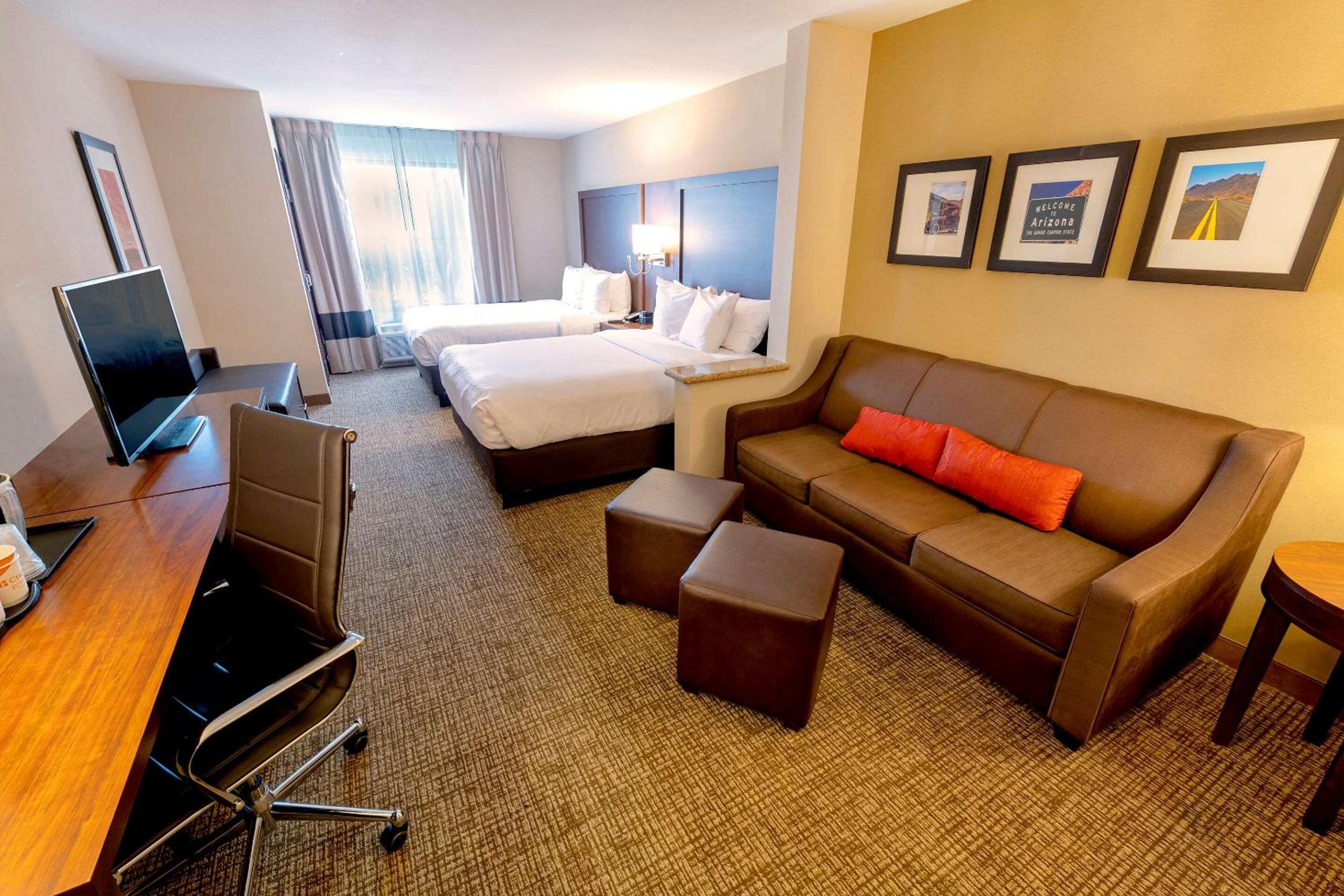Queen Suite with Two Queen Beds and Sofa Bed - Photo 5