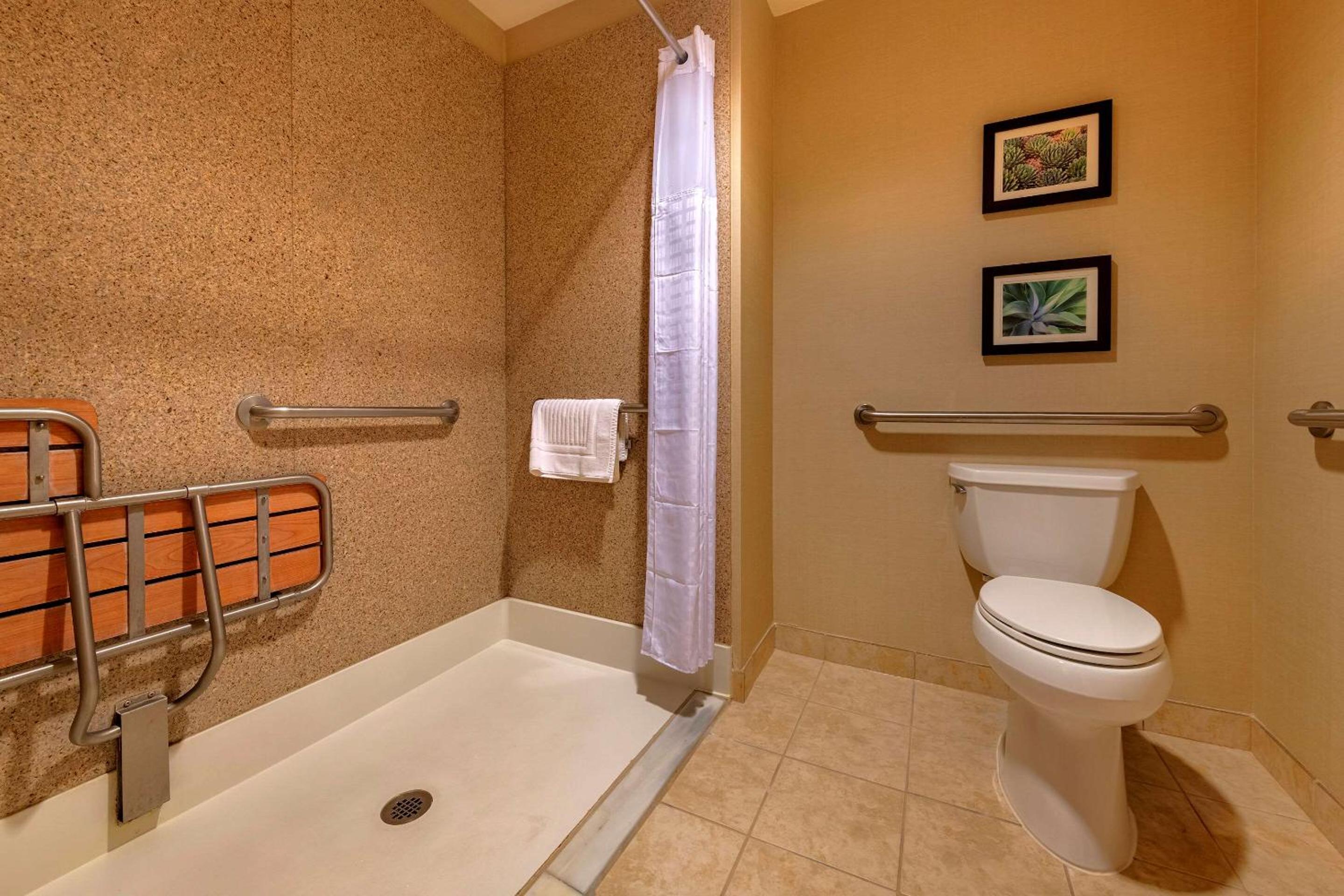 Queen Suite with Two Queen Beds First Floor - Accessible/Non-Smoking - Photo 3