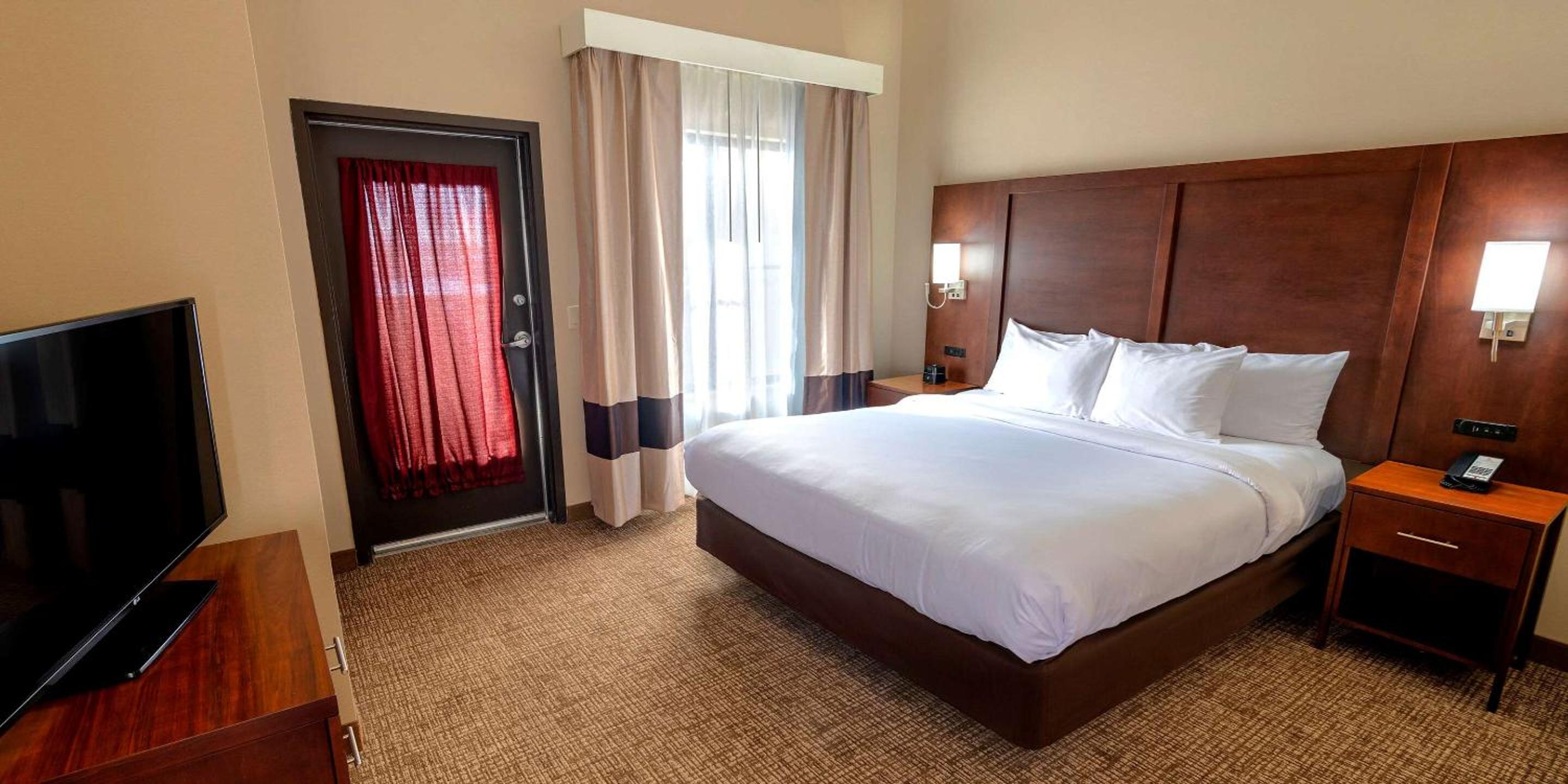 King Suite with Roll-In Shower - Accessible/Non-Smoking - Photo 3
