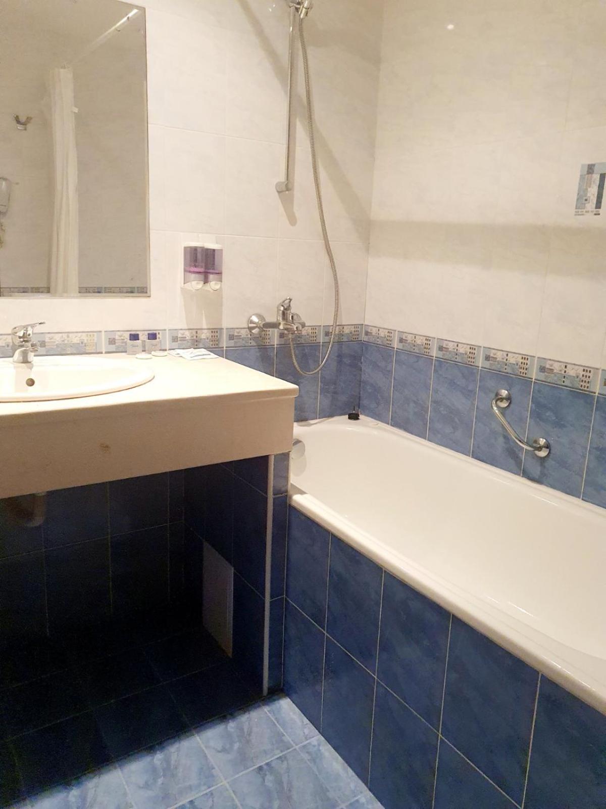 Standard Double/Twin Room - Photo 8