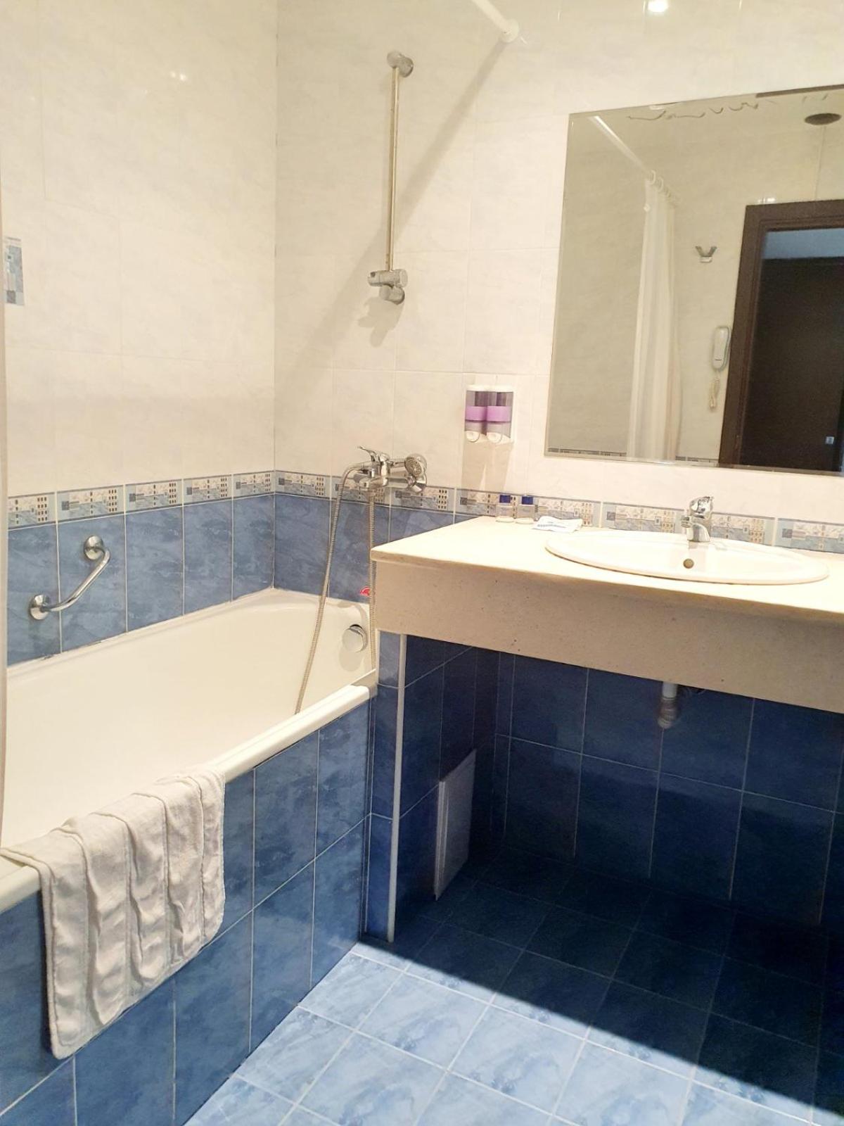 Standard Double/Twin Room - Photo 5