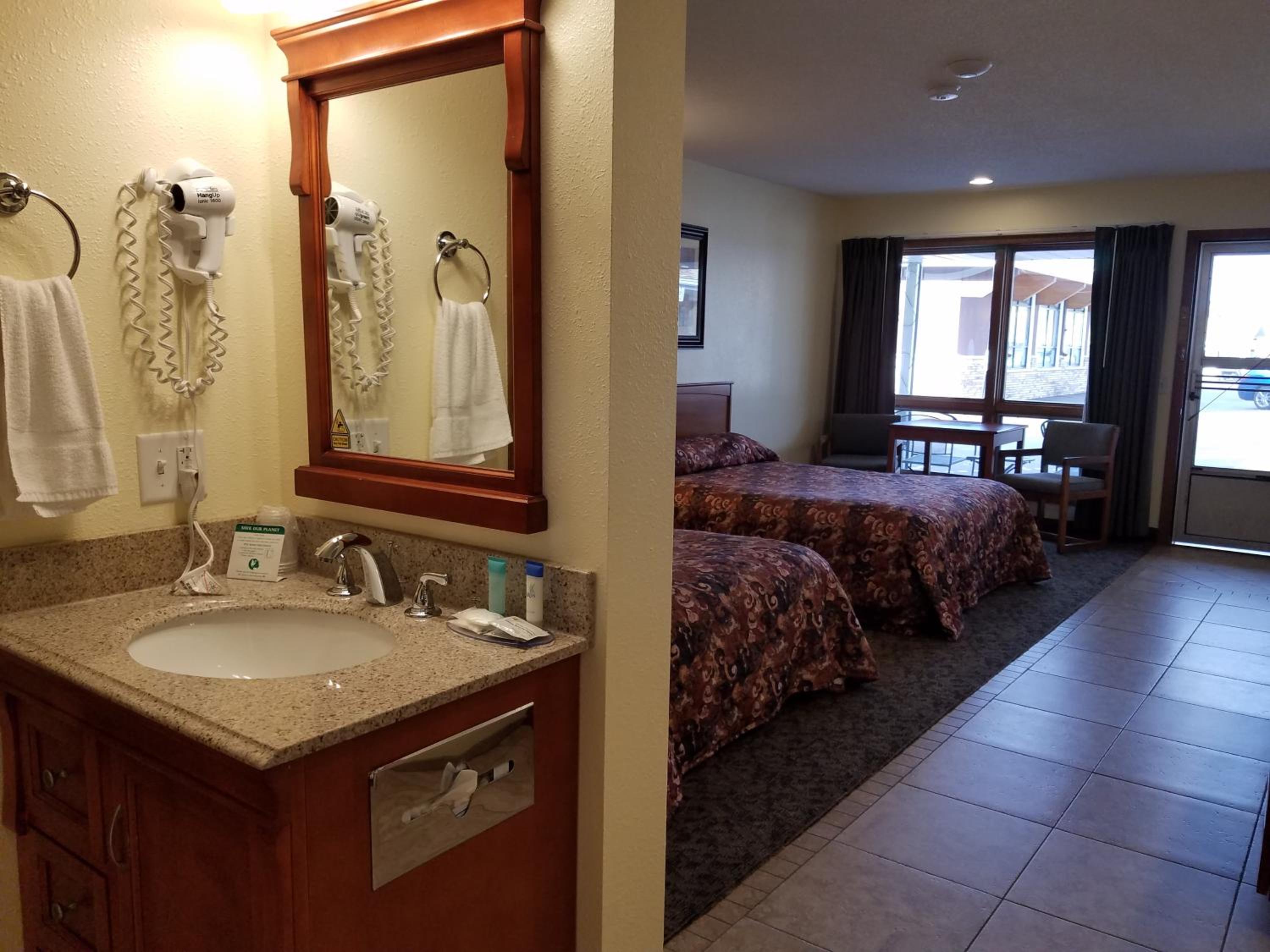 Quadruple Room with Private Bathroom - Photo 4