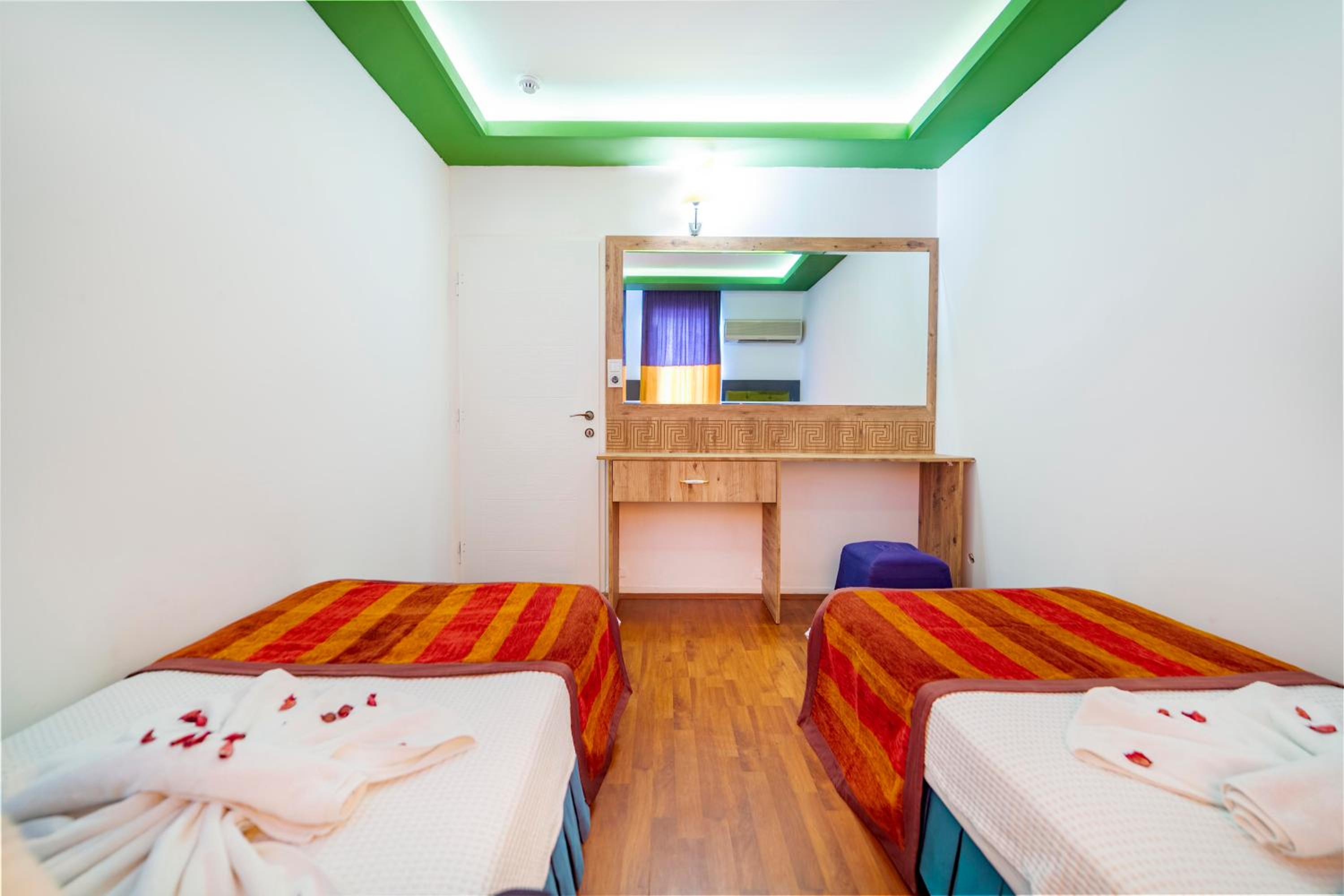 Family Suite with Balcony - Photo 8