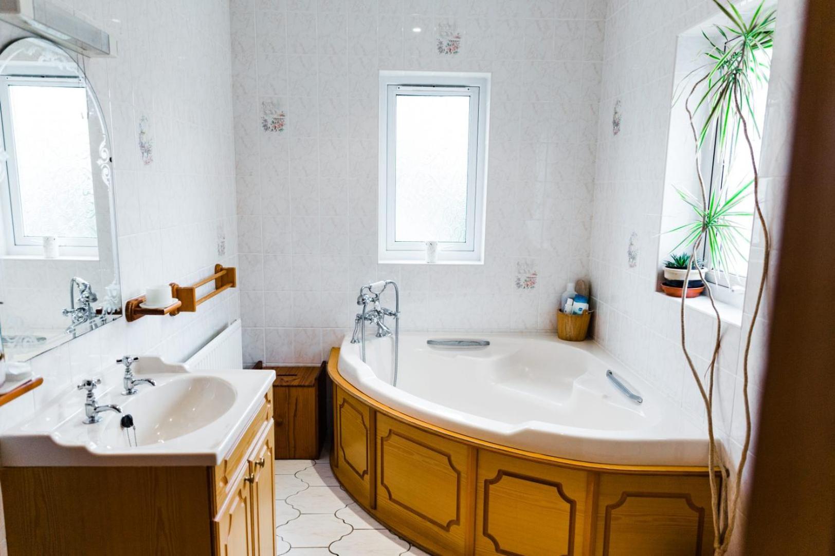Twin Room with Private Bathroom - Photo 2
