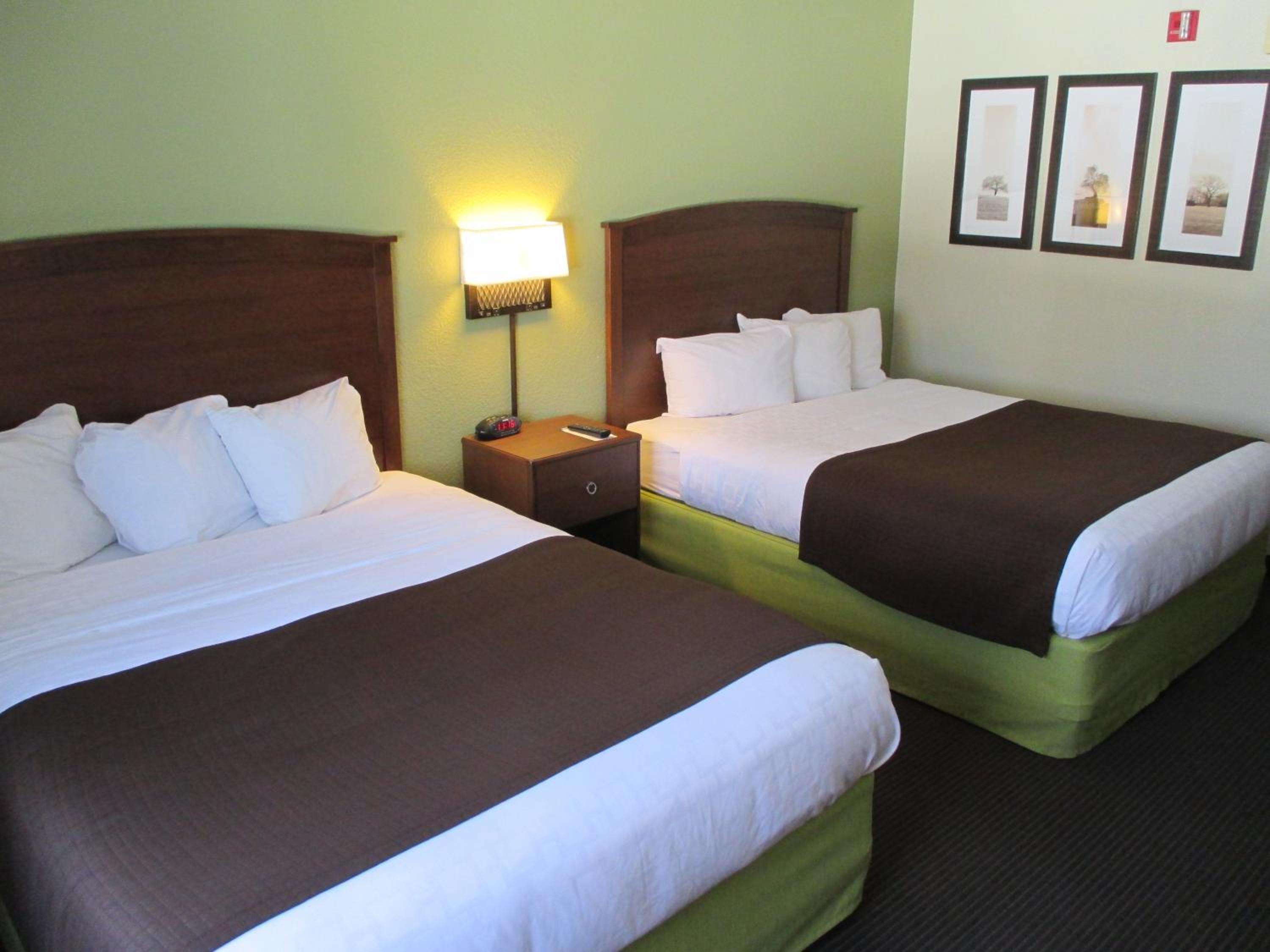 Queen Room with Two Queen Beds photo 3