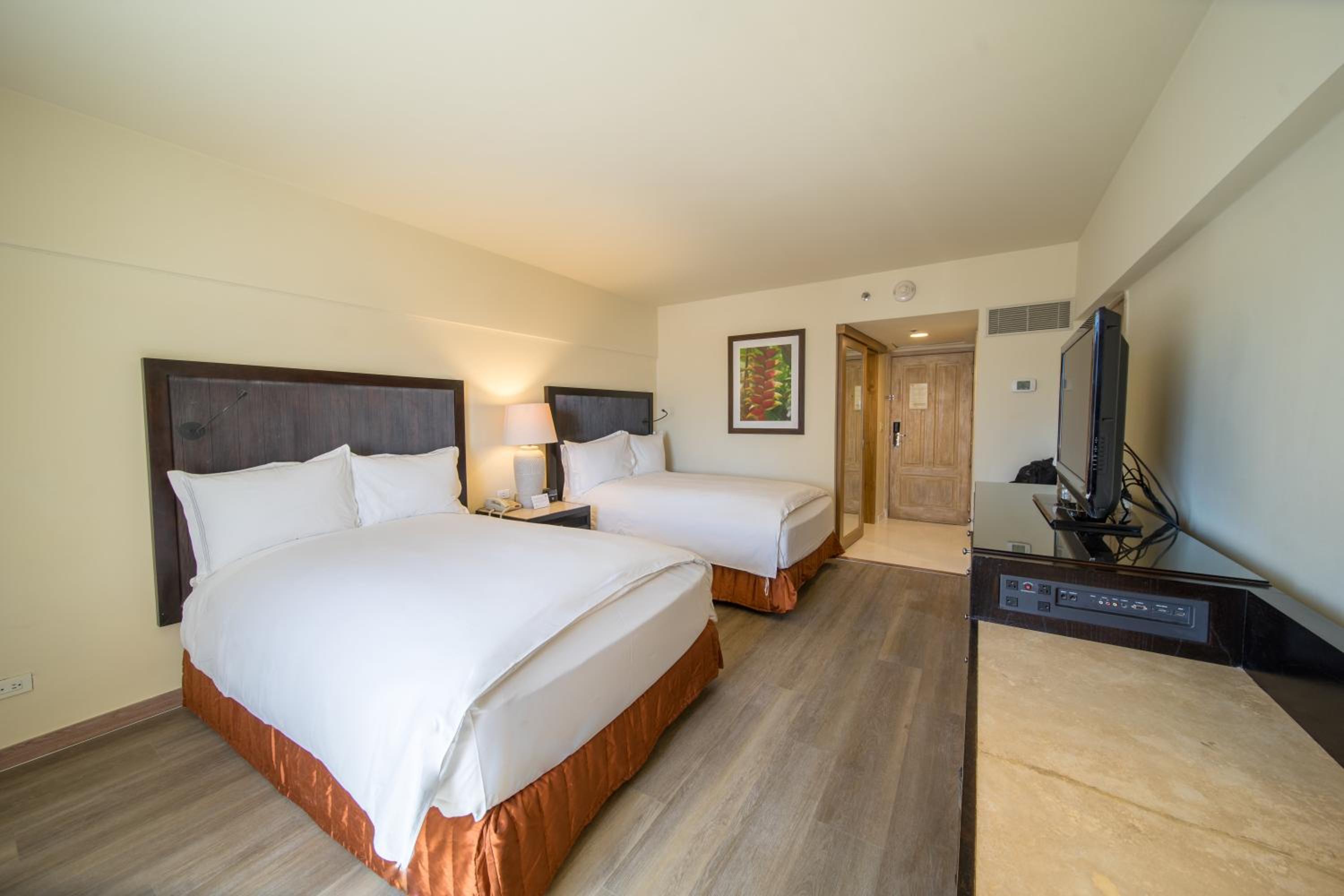 Classic Double Room with Two Double Beds - Photo 11