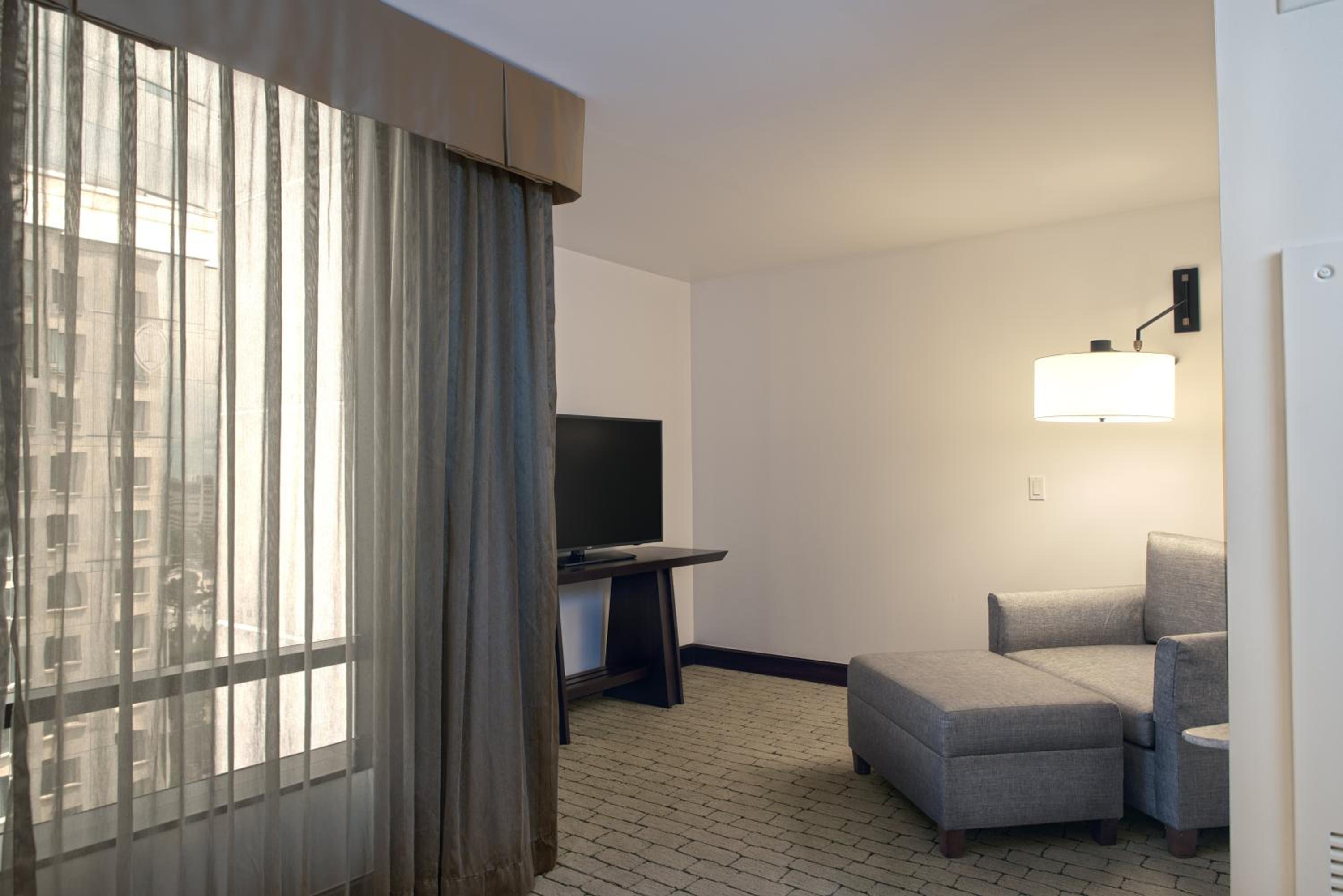 1 King Junior Suite Club Lounge Access High Floor - Photo 16