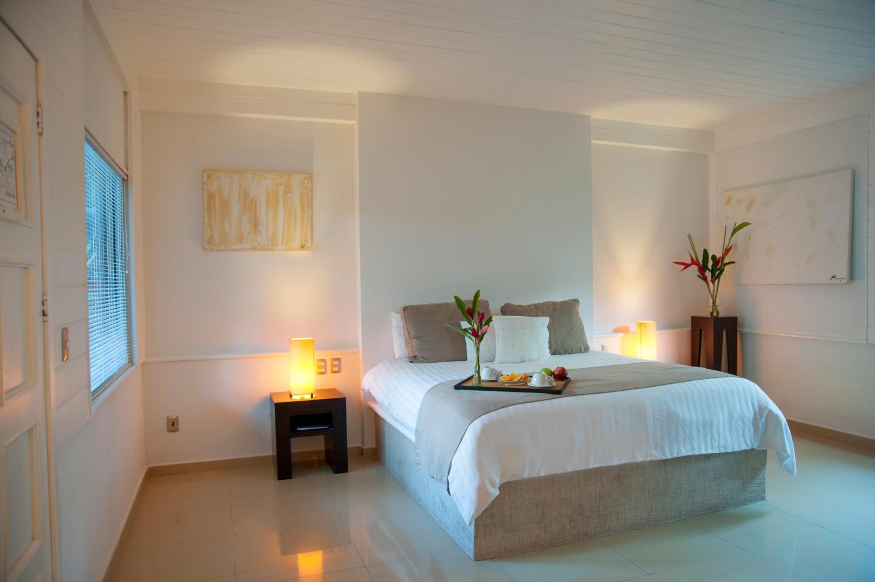  King Size Bed Buffet Breakfast, Spa Access and Daily Massage for Couples - Photo 1
