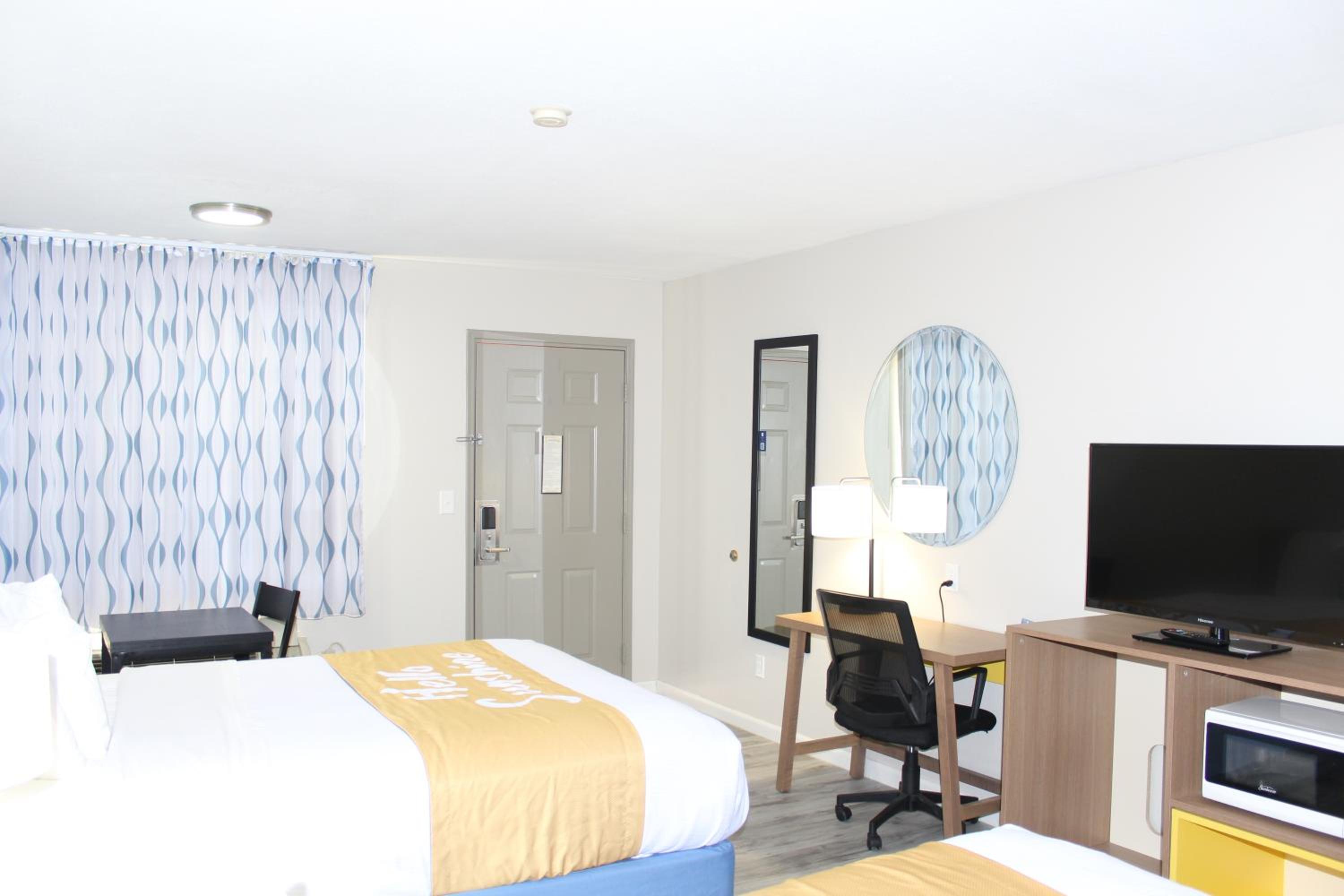 Queen Room with Two Queen Beds - Non-Smoking - Photo 5