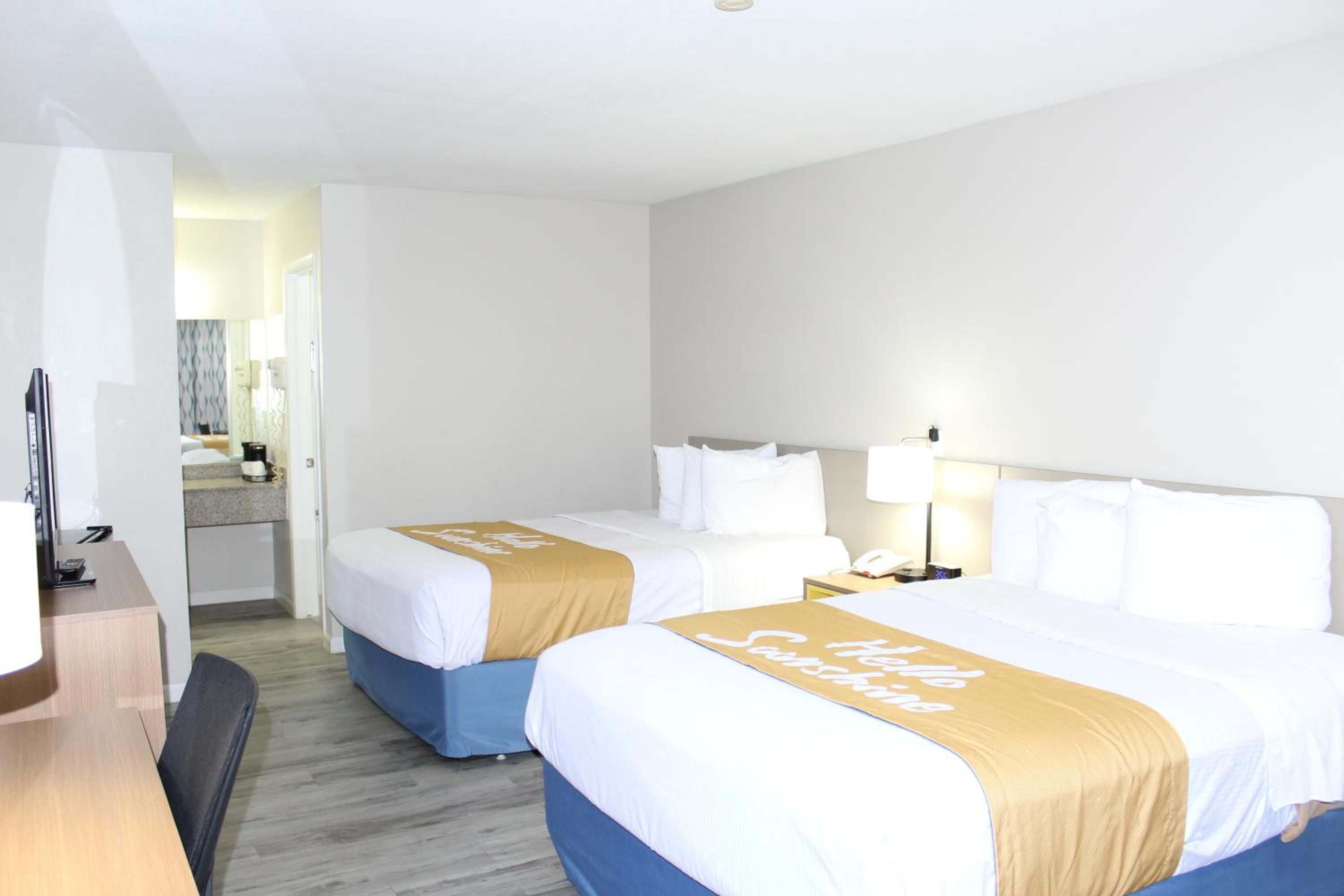 Queen Room with Two Queen Beds - Non-Smoking - Photo 6