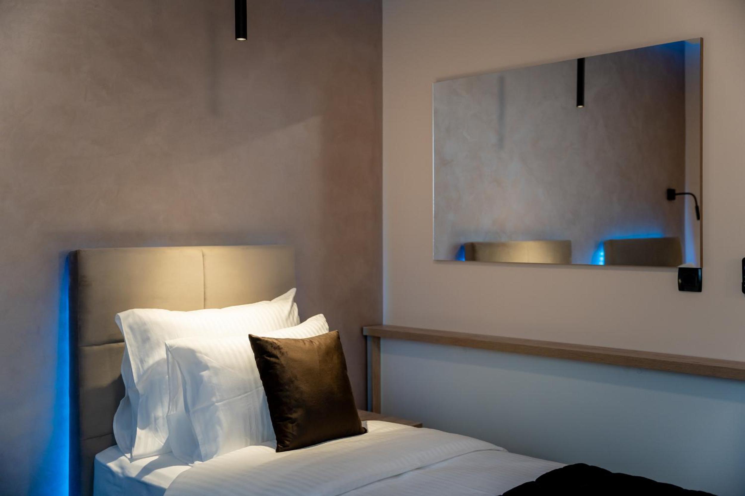 Standard Twin Room - Photo 3