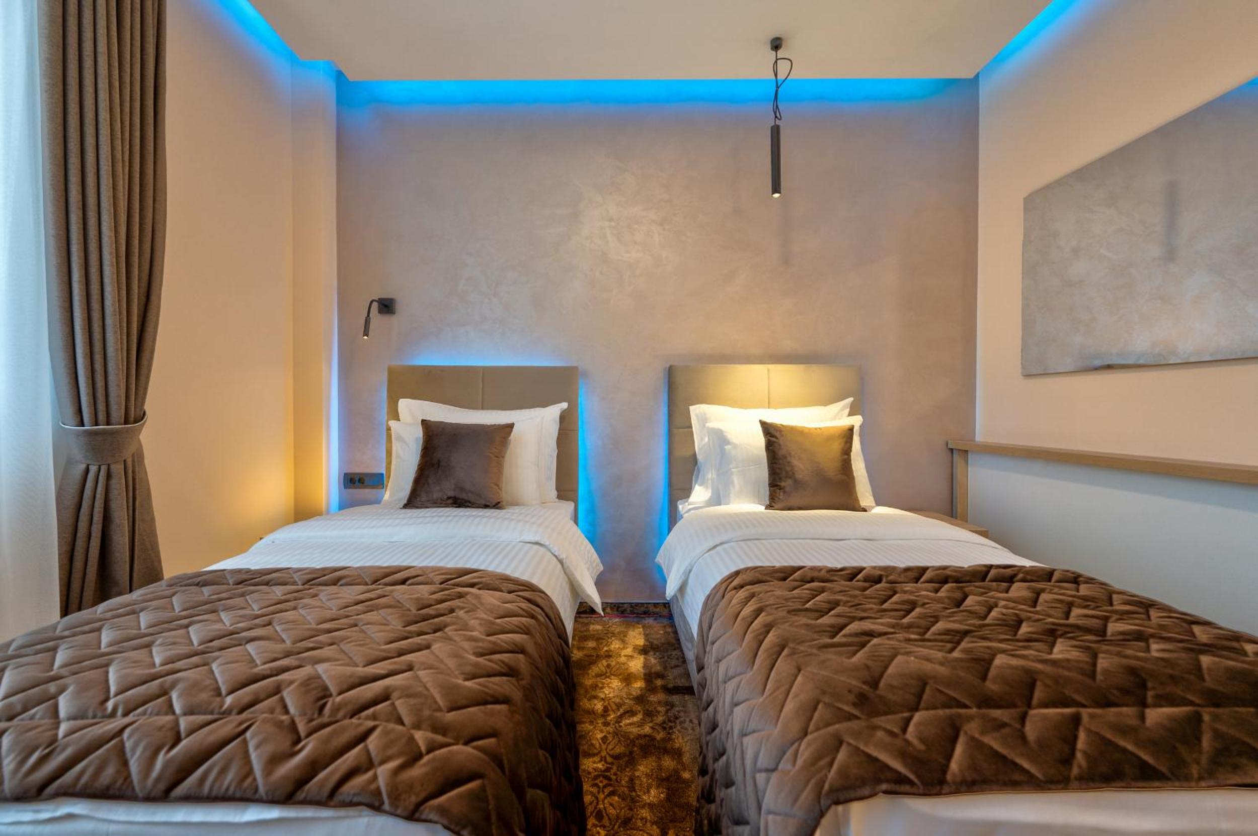 Standard Twin Room - Photo 9
