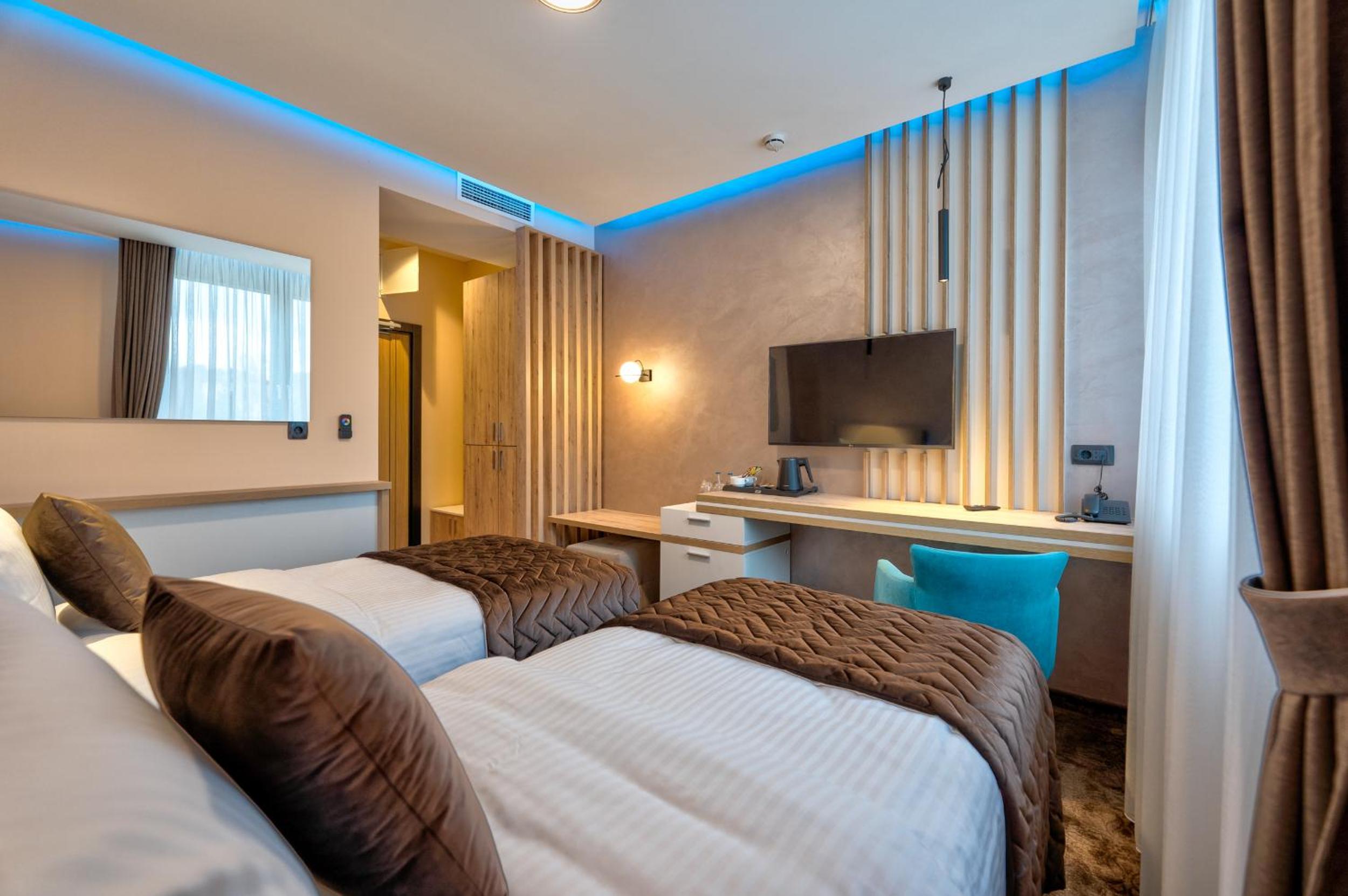 Standard Twin Room - Photo 2