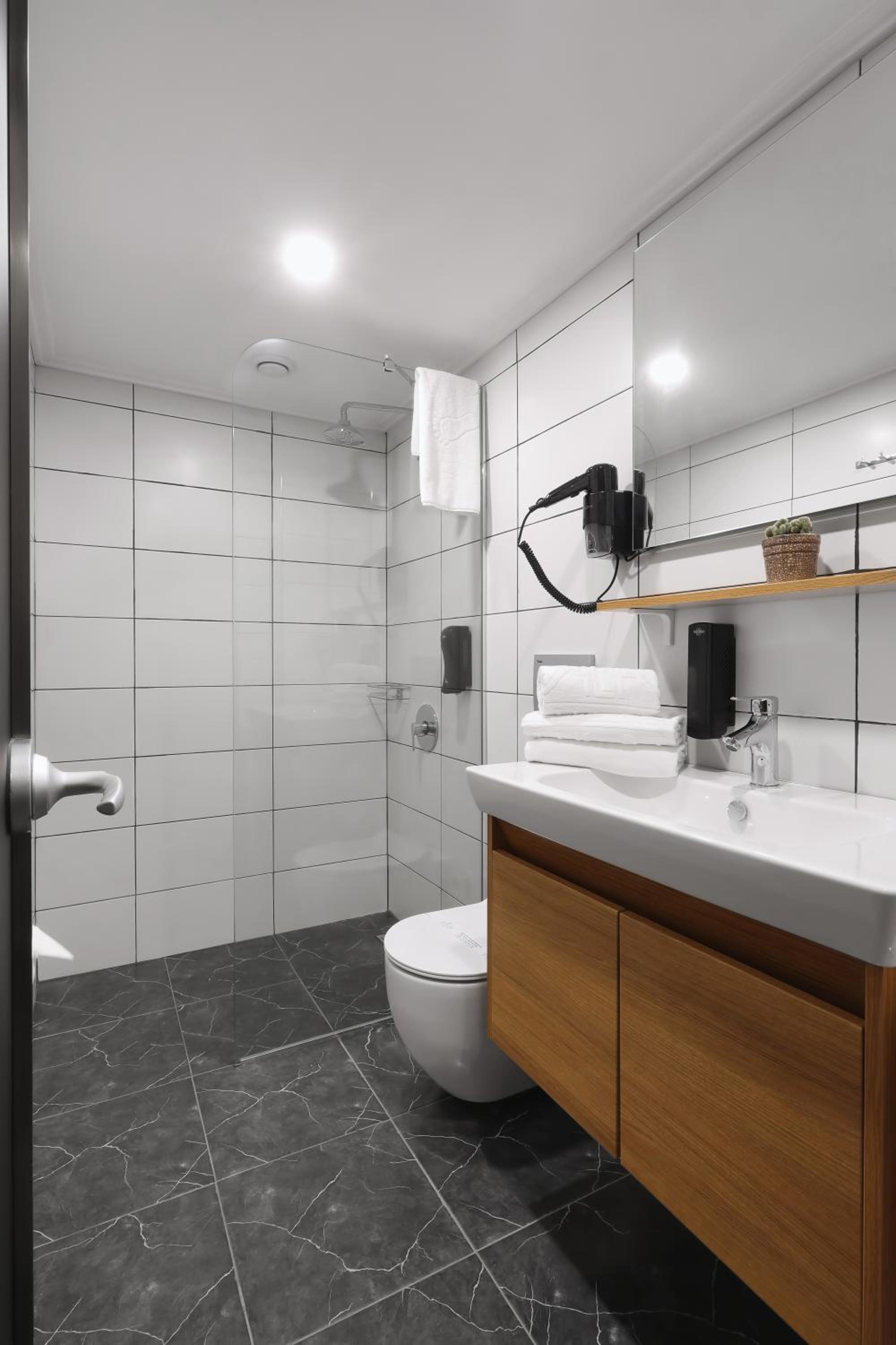 Suite with Balcony - Photo 7