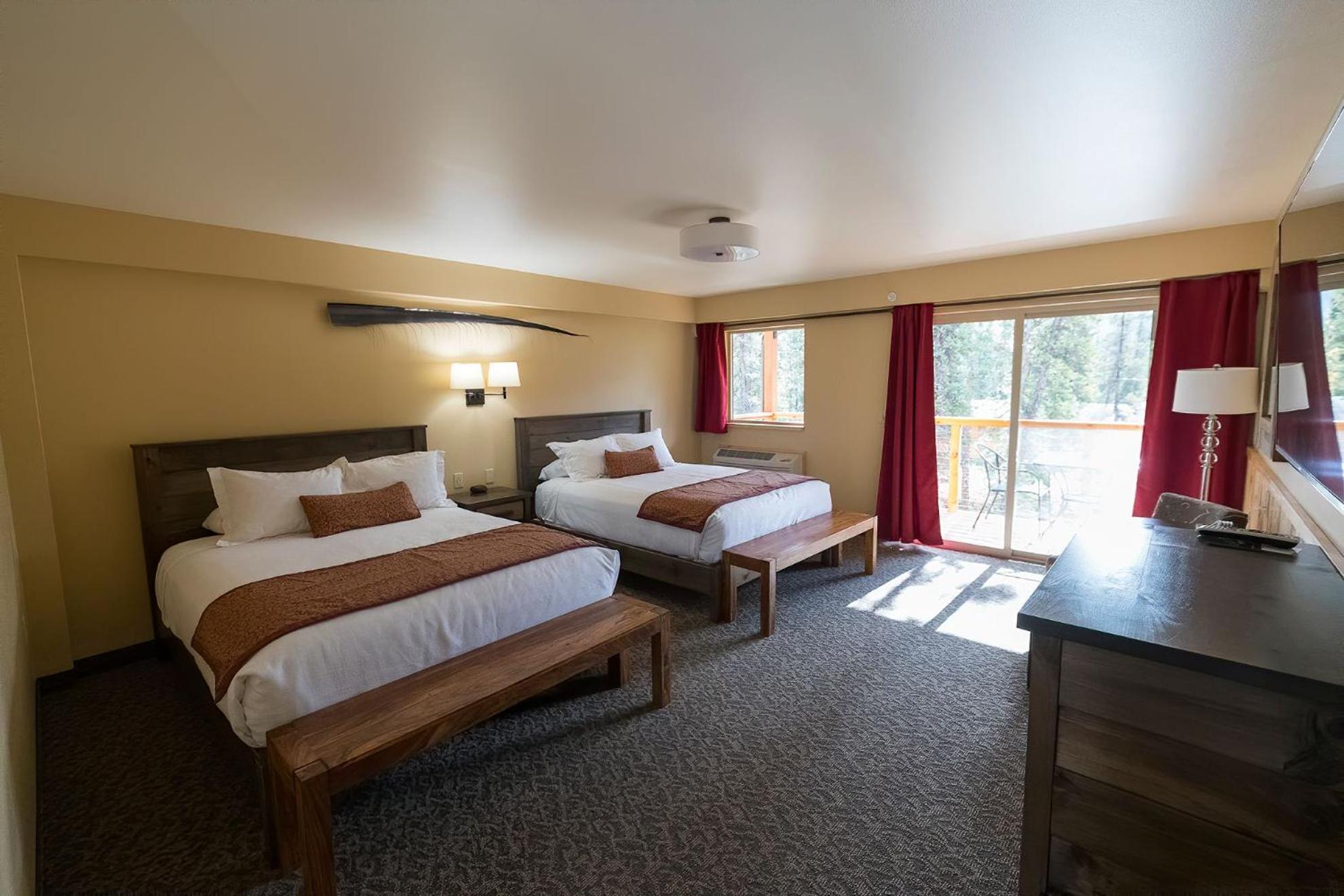 Deluxe Queen Room with Two Queen Beds photo 3