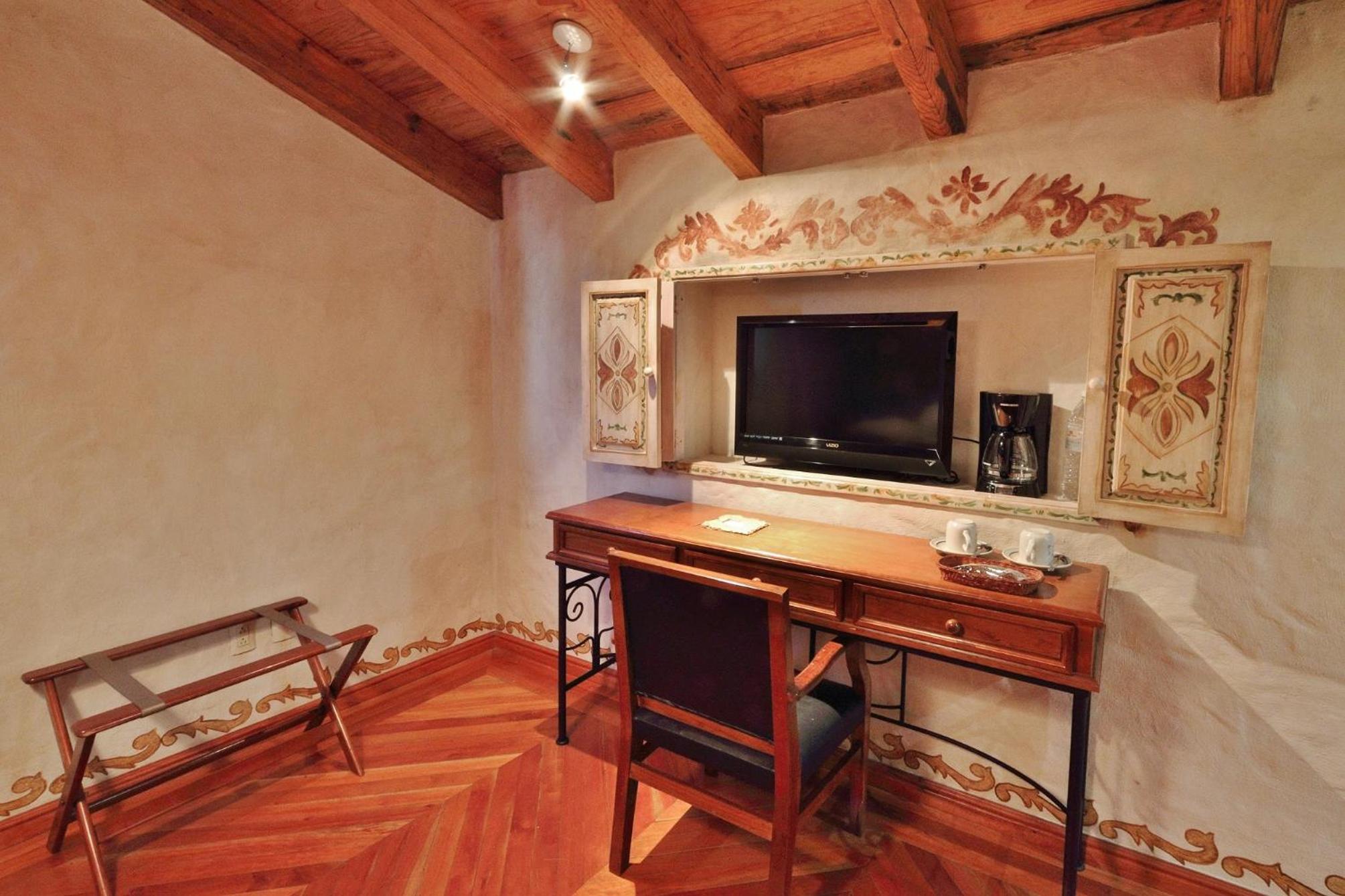 Deluxe King Room - Photo 3