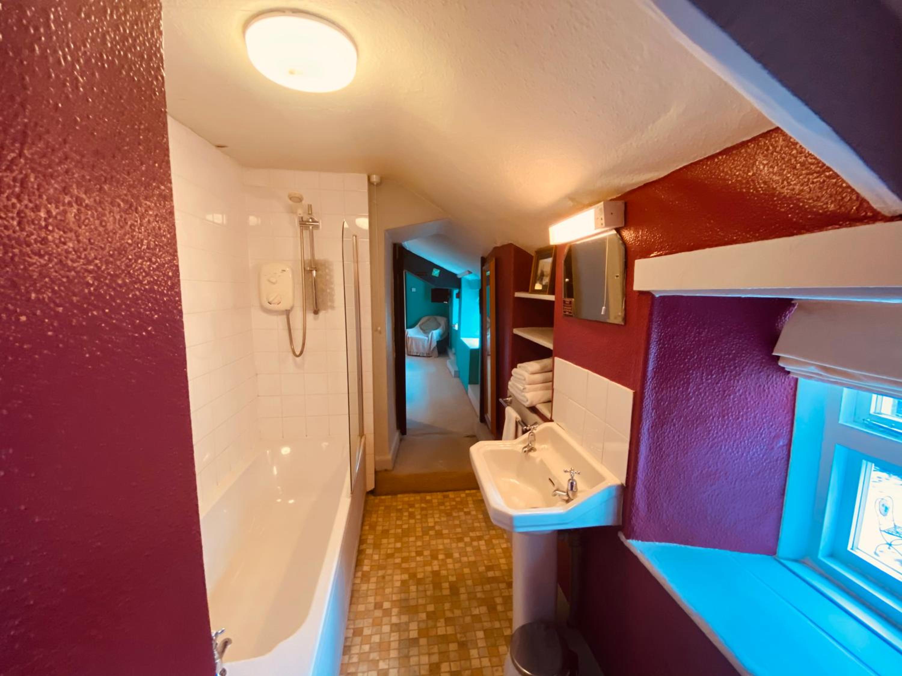 Twin Room With Private Bathroom photo 3