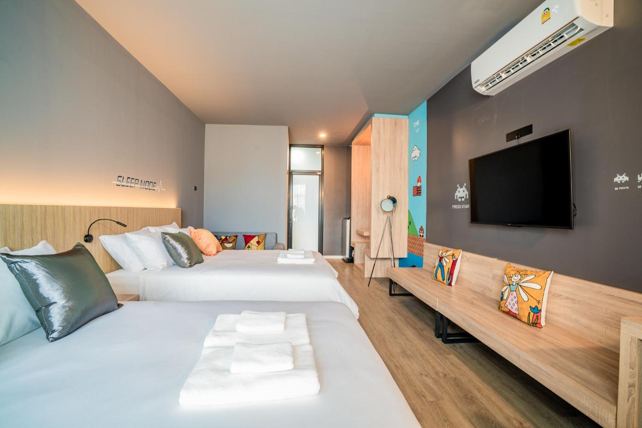 Family Suite with Balcony - Photo 24