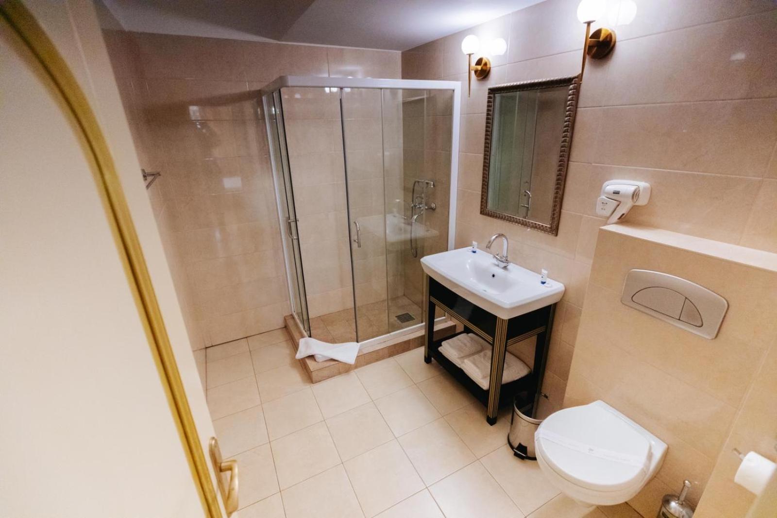 Studio with Spa Bath - Photo 5