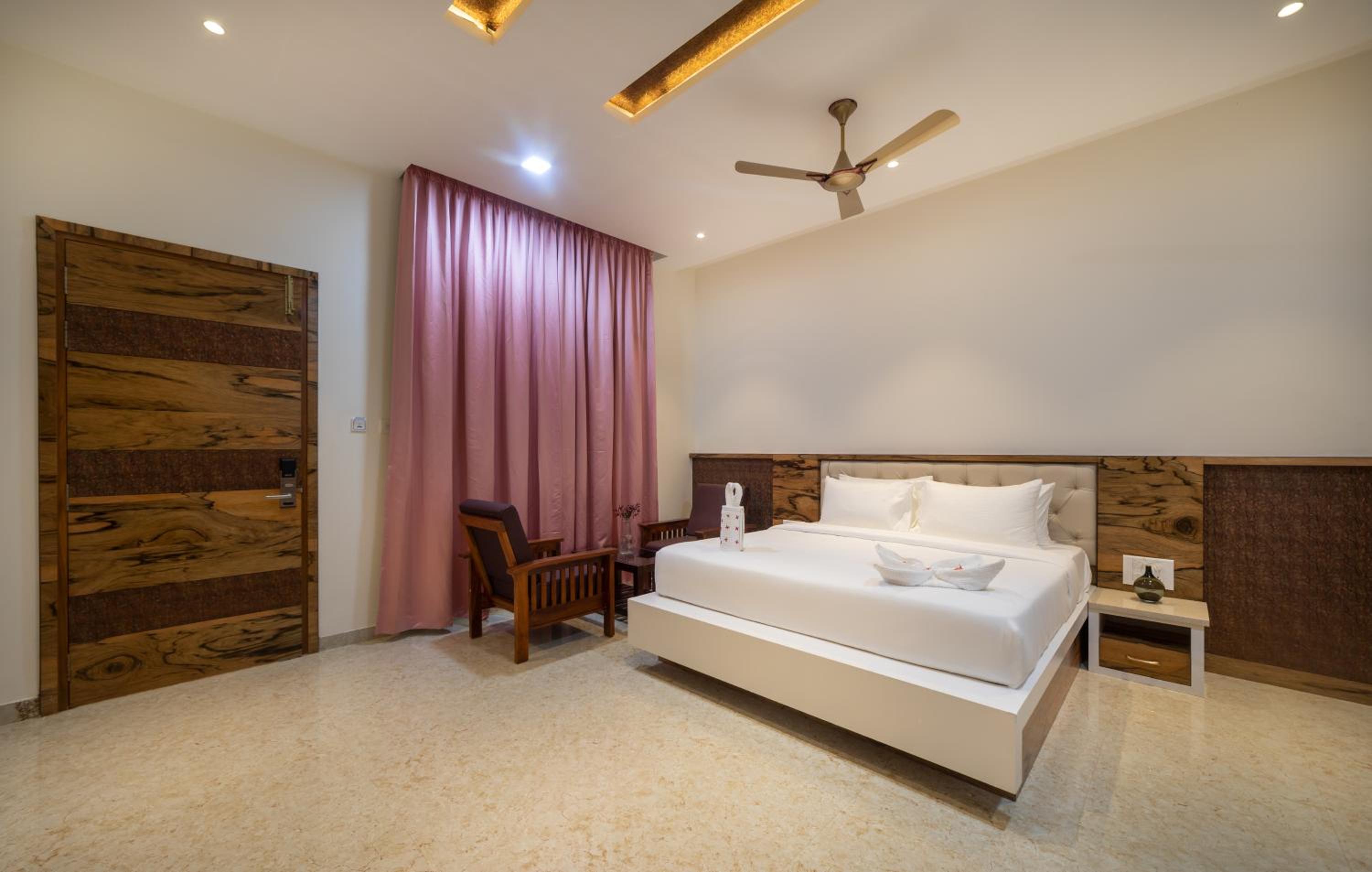 Double Room with Balcony (2 Adults + 1 Child) photo 3