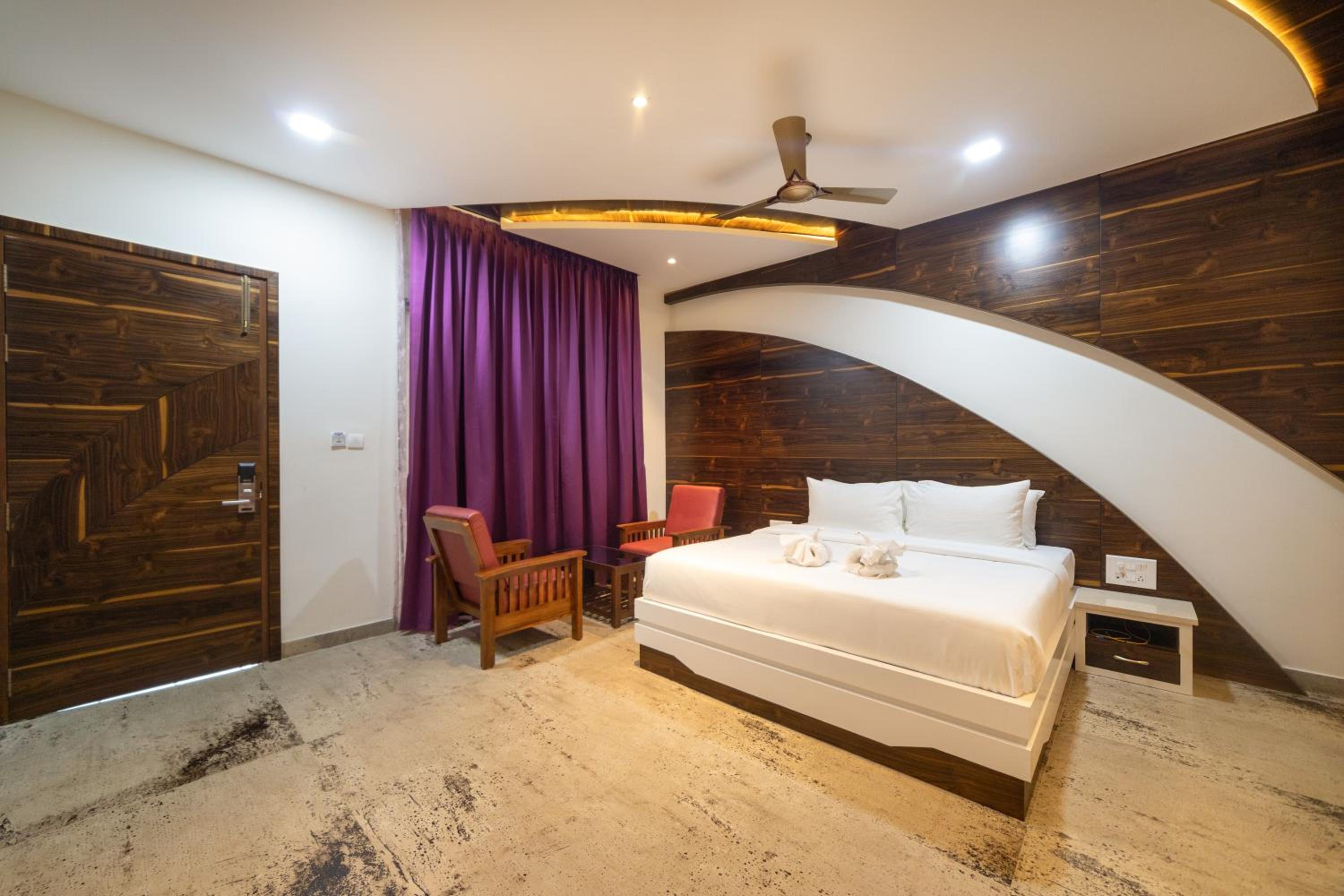 Double Room with Balcony (2 Adults + 1 Child) photo 2