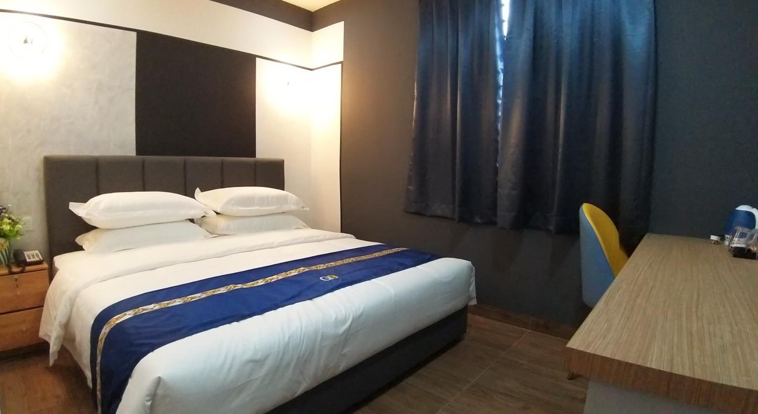 Deluxe King Room - Photo 6