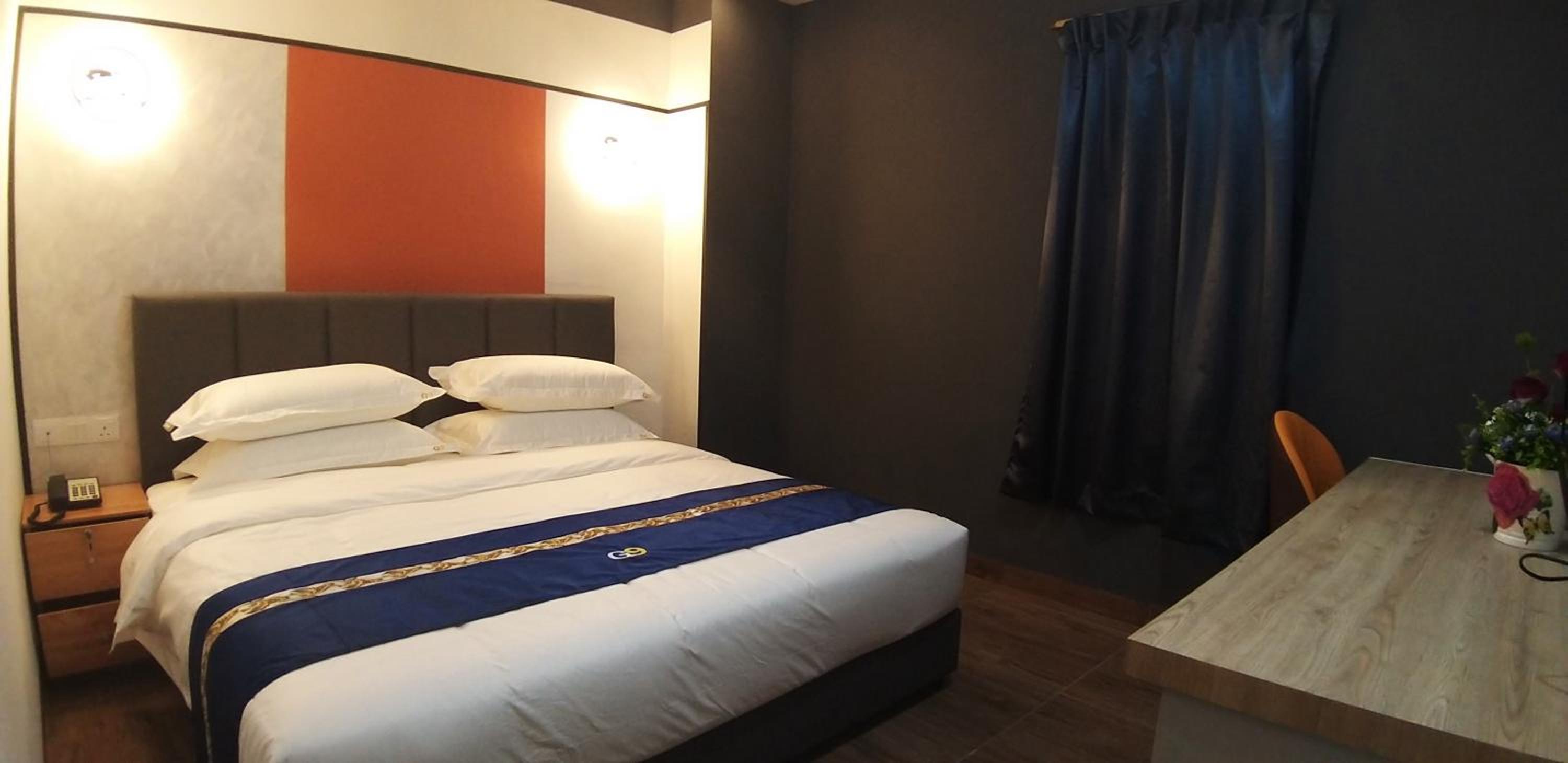 Deluxe King Room - Photo 2