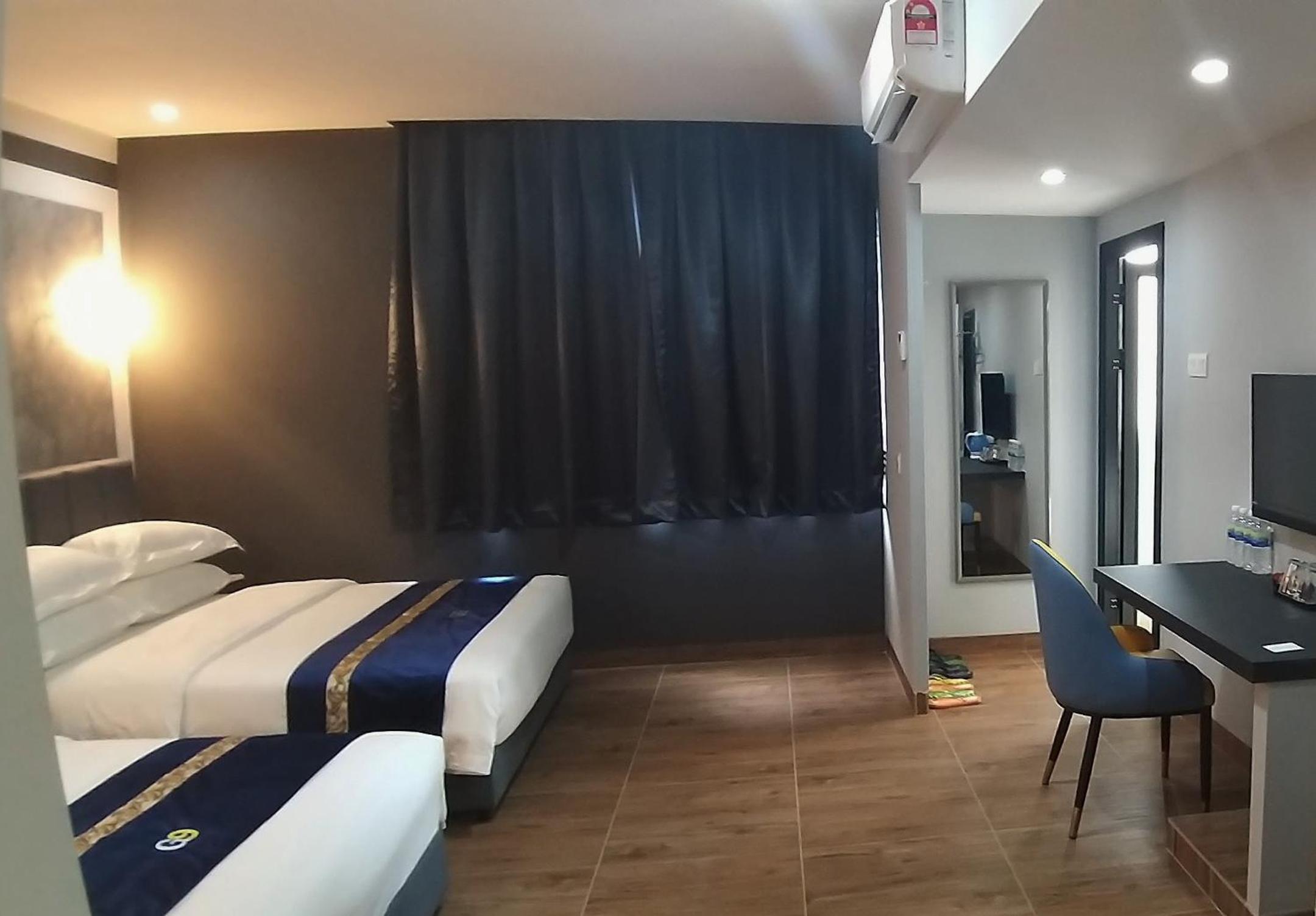 Deluxe Queen Room with Two Queen Beds - Photo 5