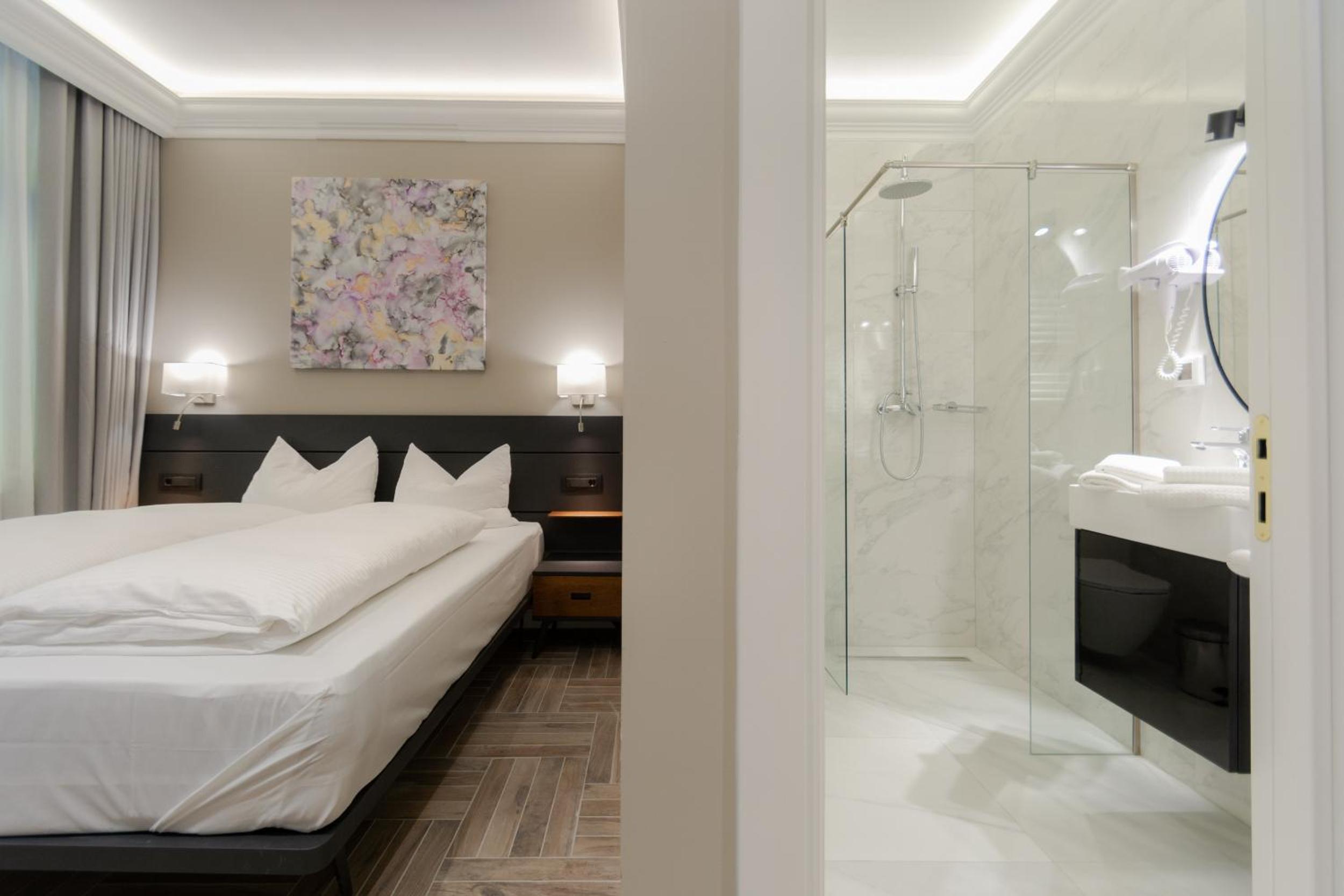 Double Room with Balcony - Photo 5