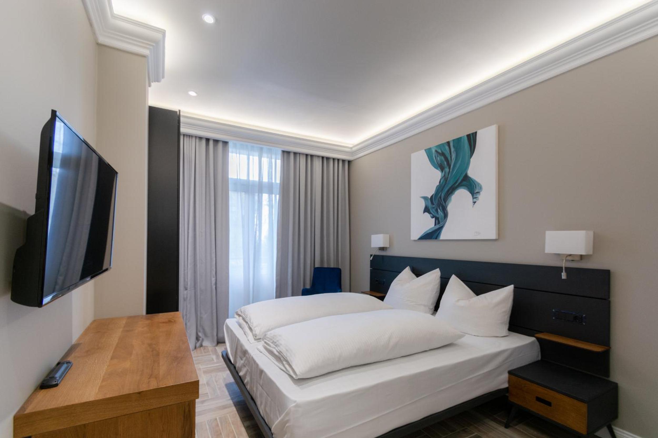 Double Room with Balcony - Photo 6