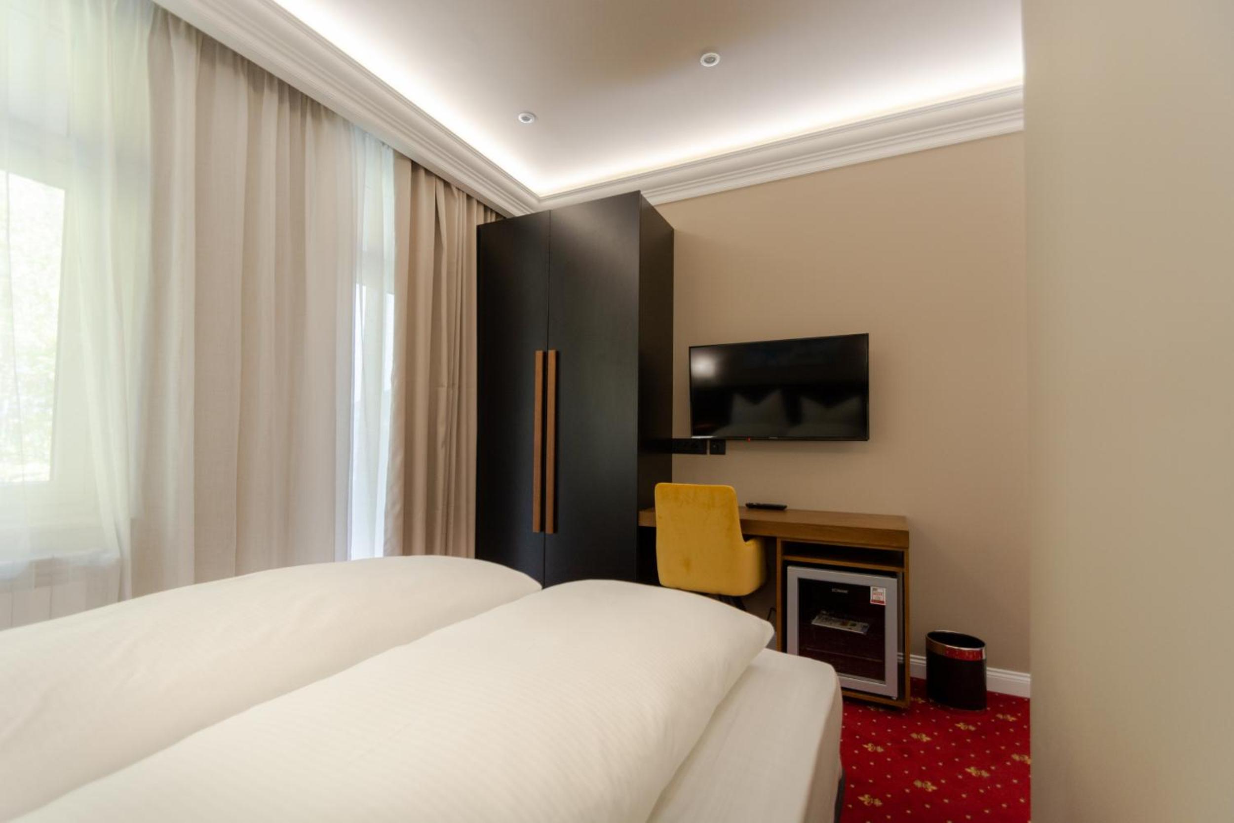 Double Room with Balcony - Photo 3