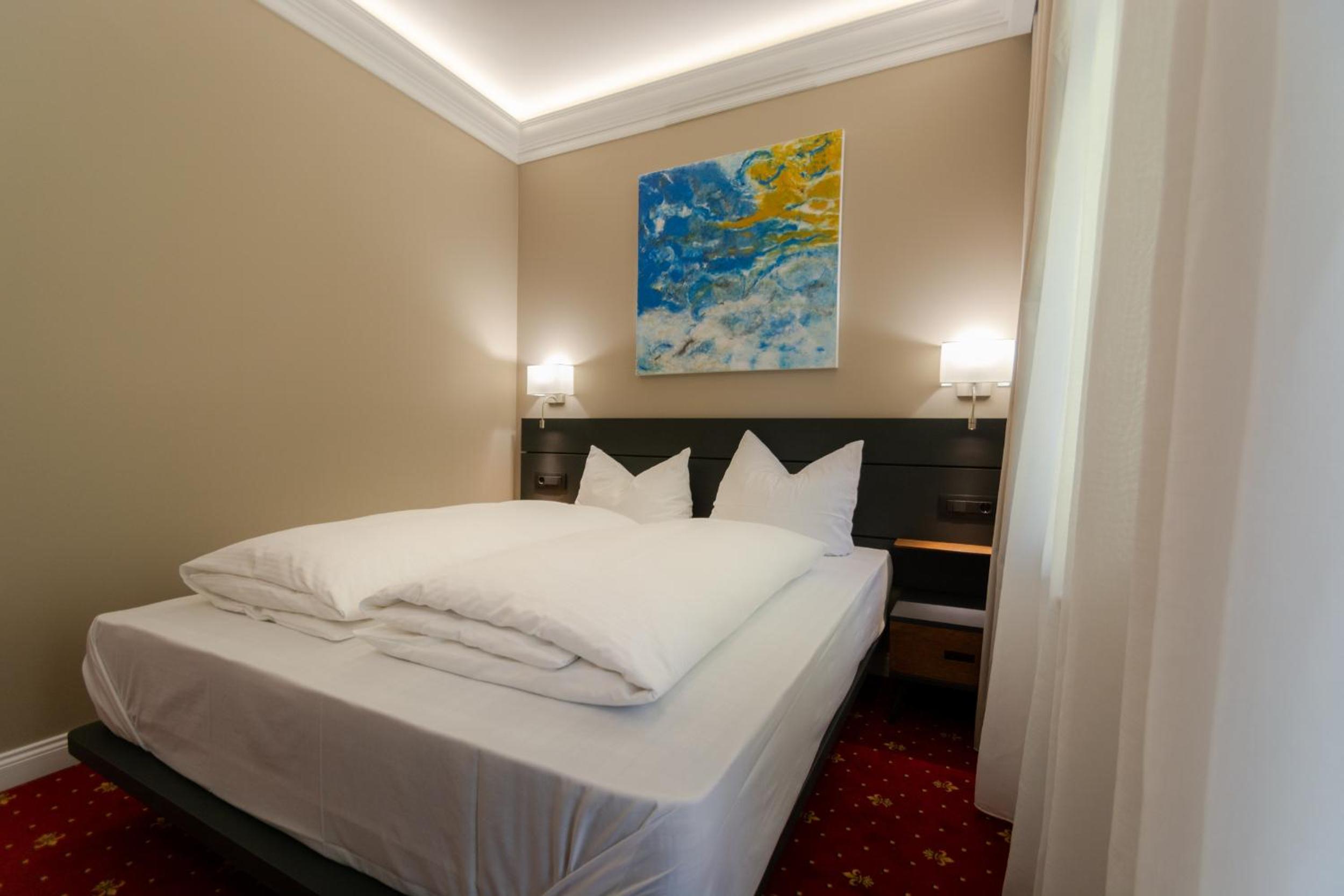 Double Room with Balcony - Photo 4