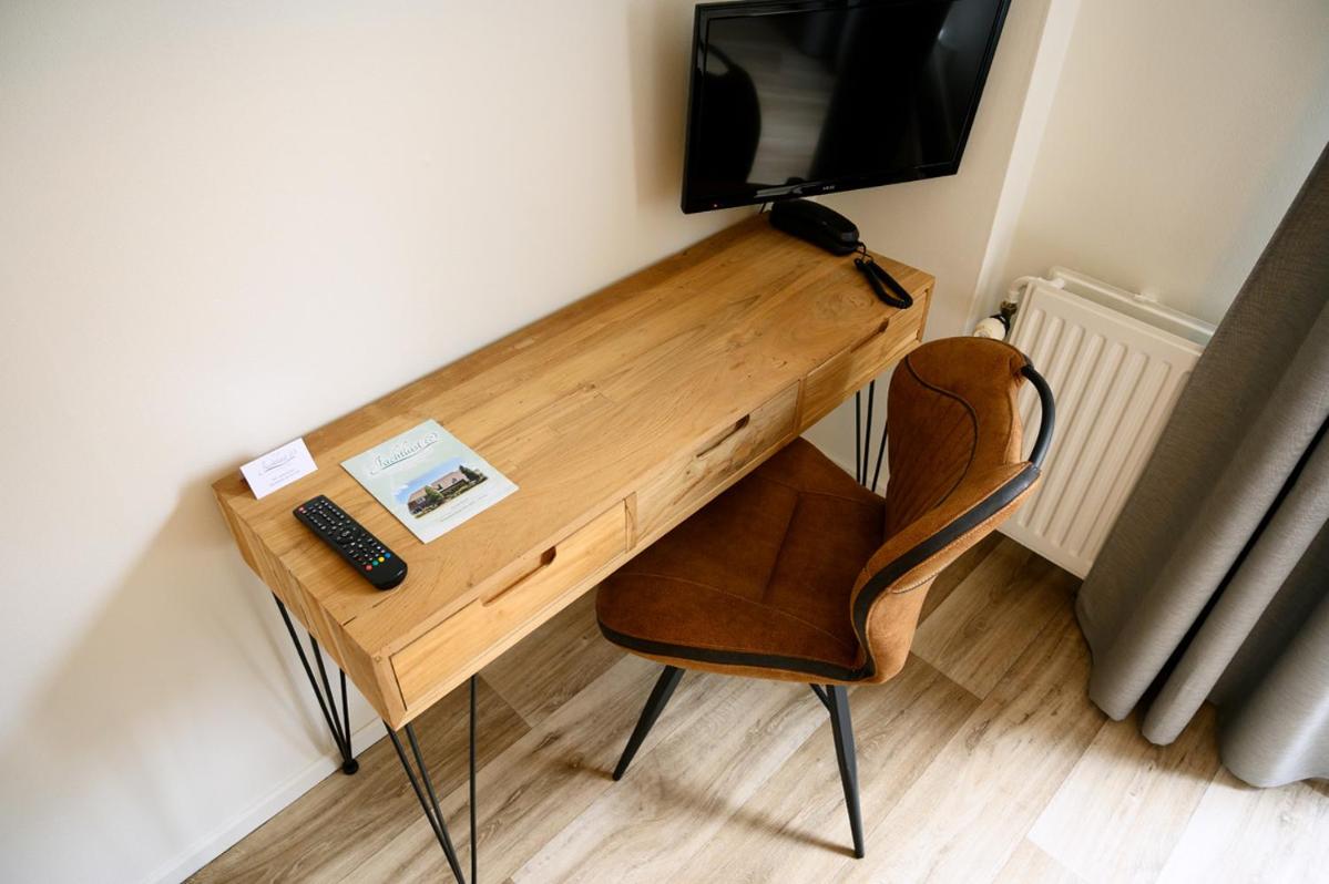 Standard Twin Room - Photo 3