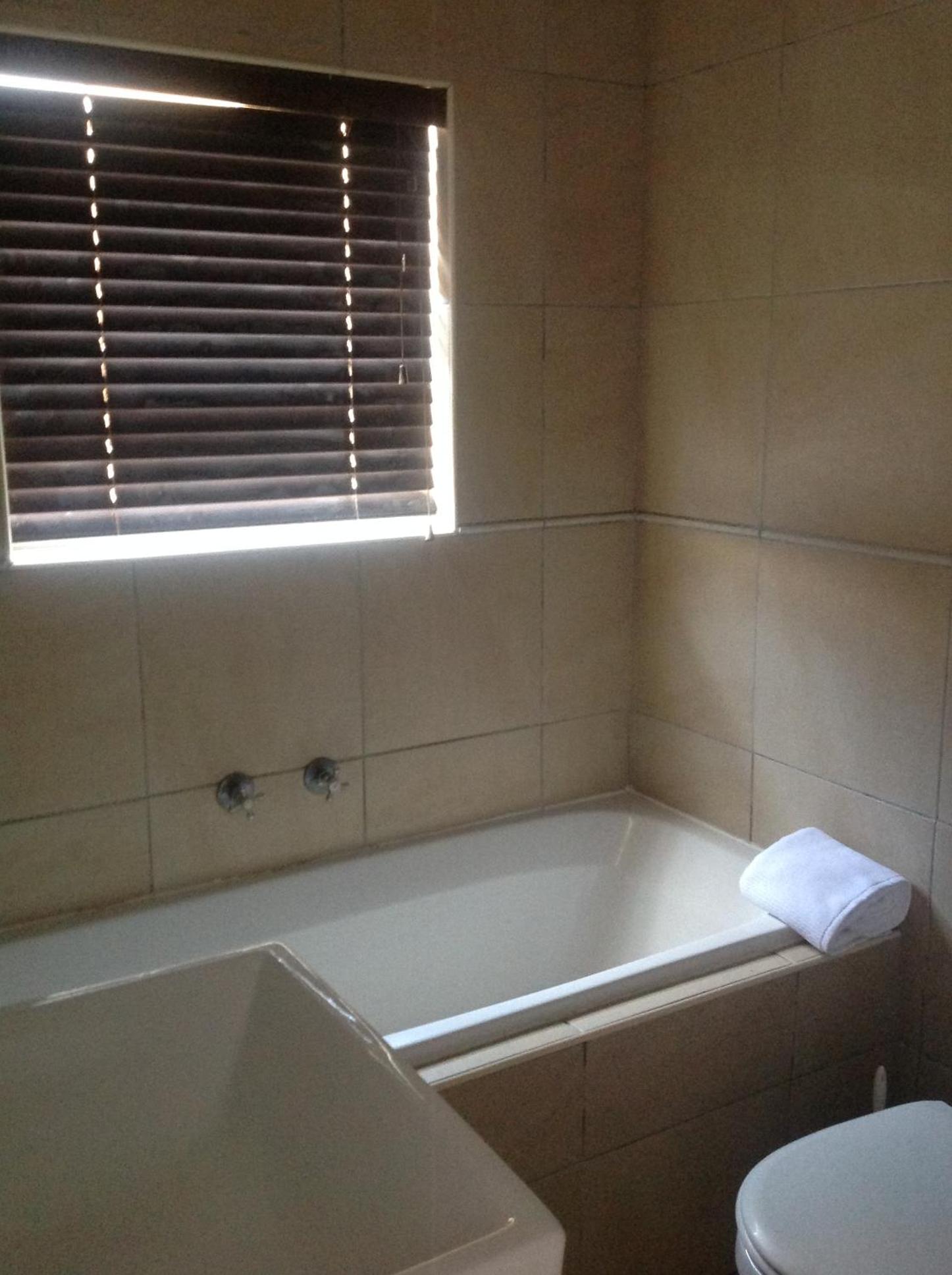 Double Room with Private Bathroom - Photo 4