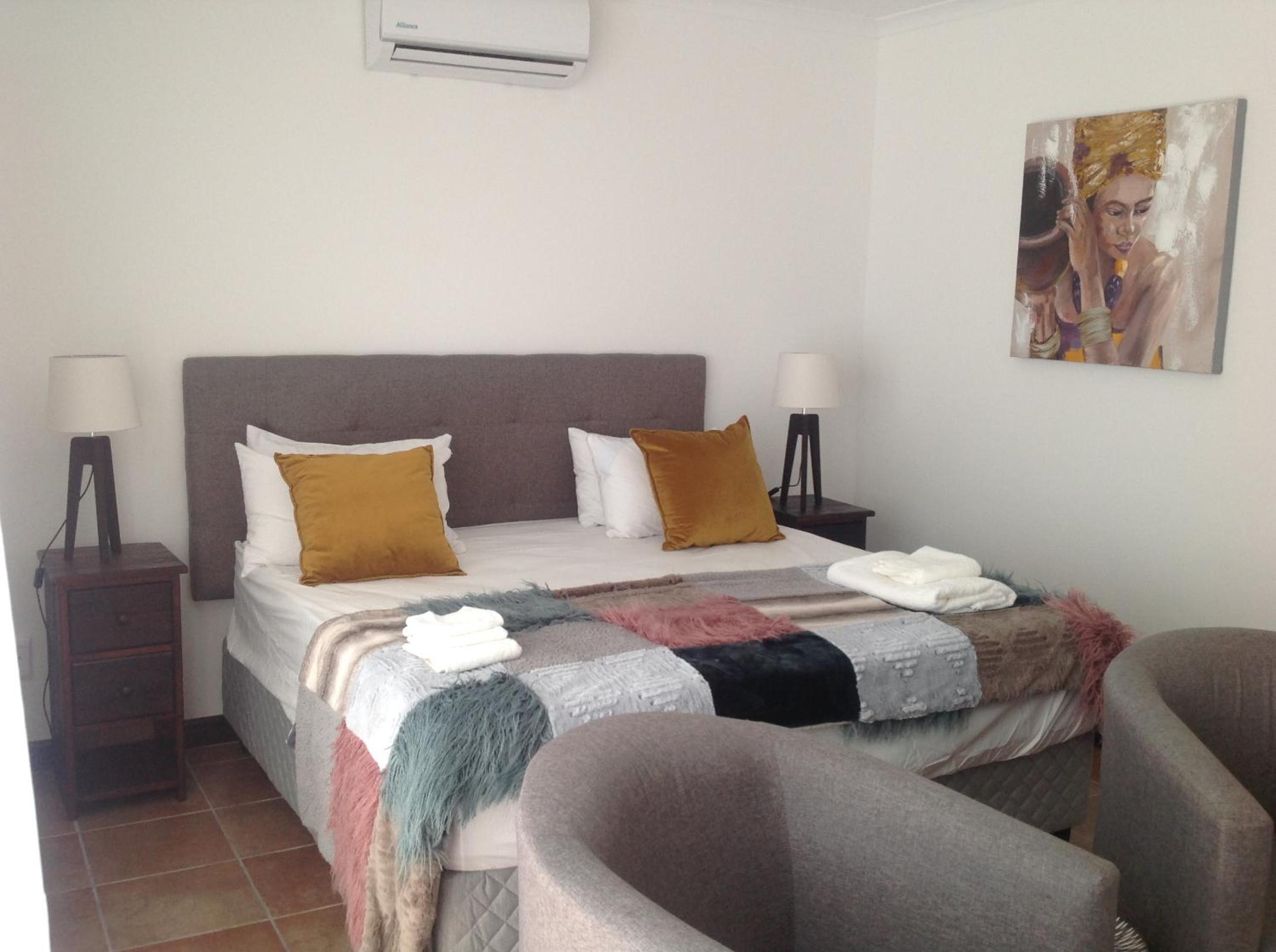 Deluxe Double Room (2 Adults + 1 Child) - Photo 2