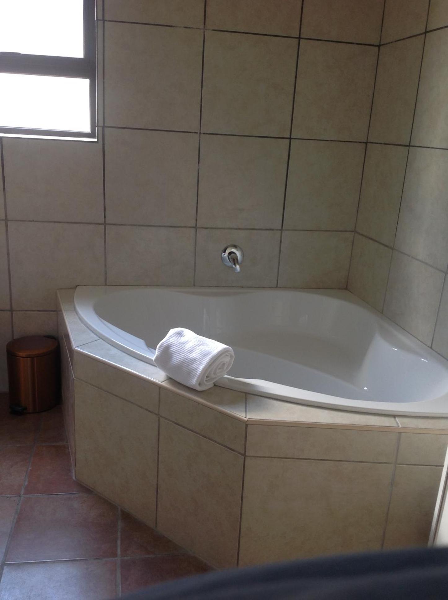 Deluxe Double Room (2 Adults + 1 Child) - Photo 4