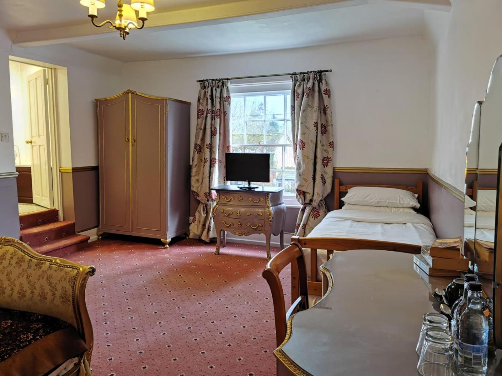Deluxe Family Suite - Photo 2