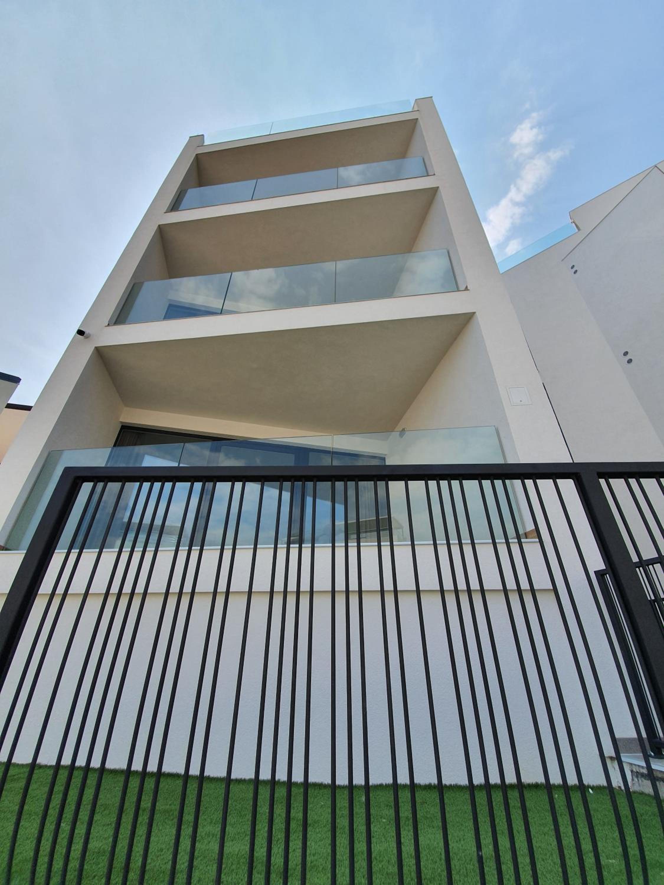 One-Bedroom Apartment with Balcony and Sea View - First Floor - Photo 11