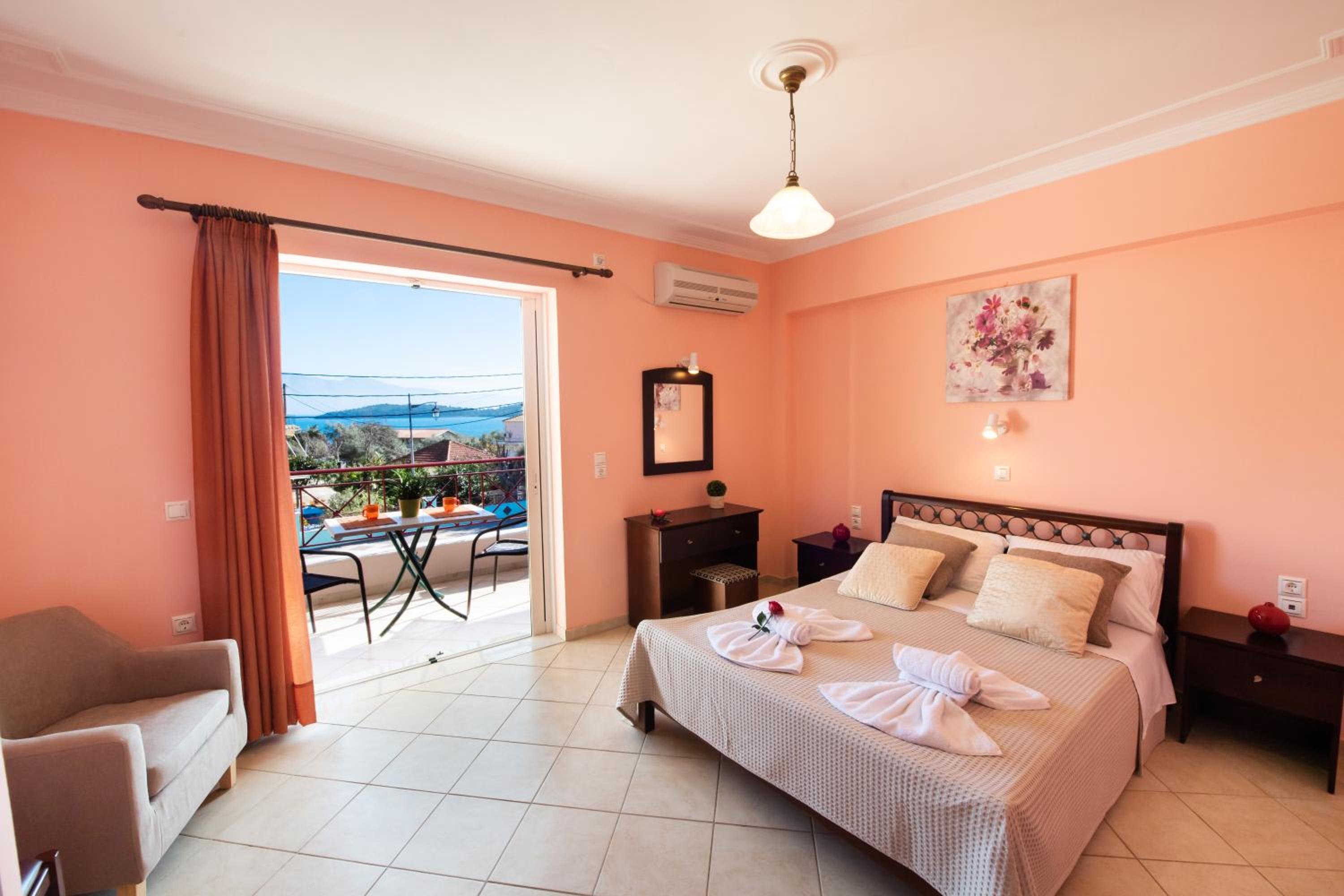 Apartment with Pool View