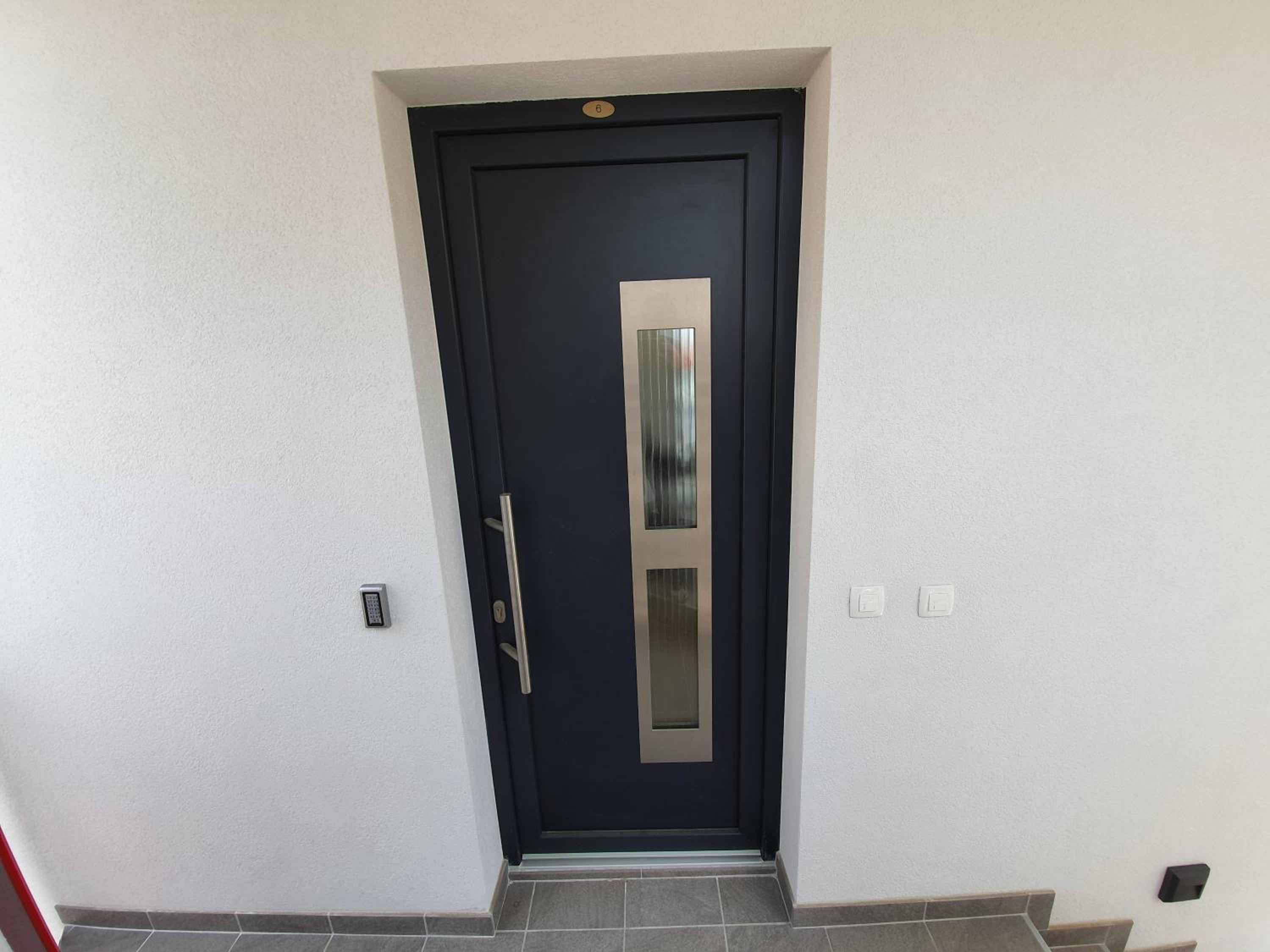 One-Bedroom Apartment with Balcony and Sea View - First Floor - Photo 2