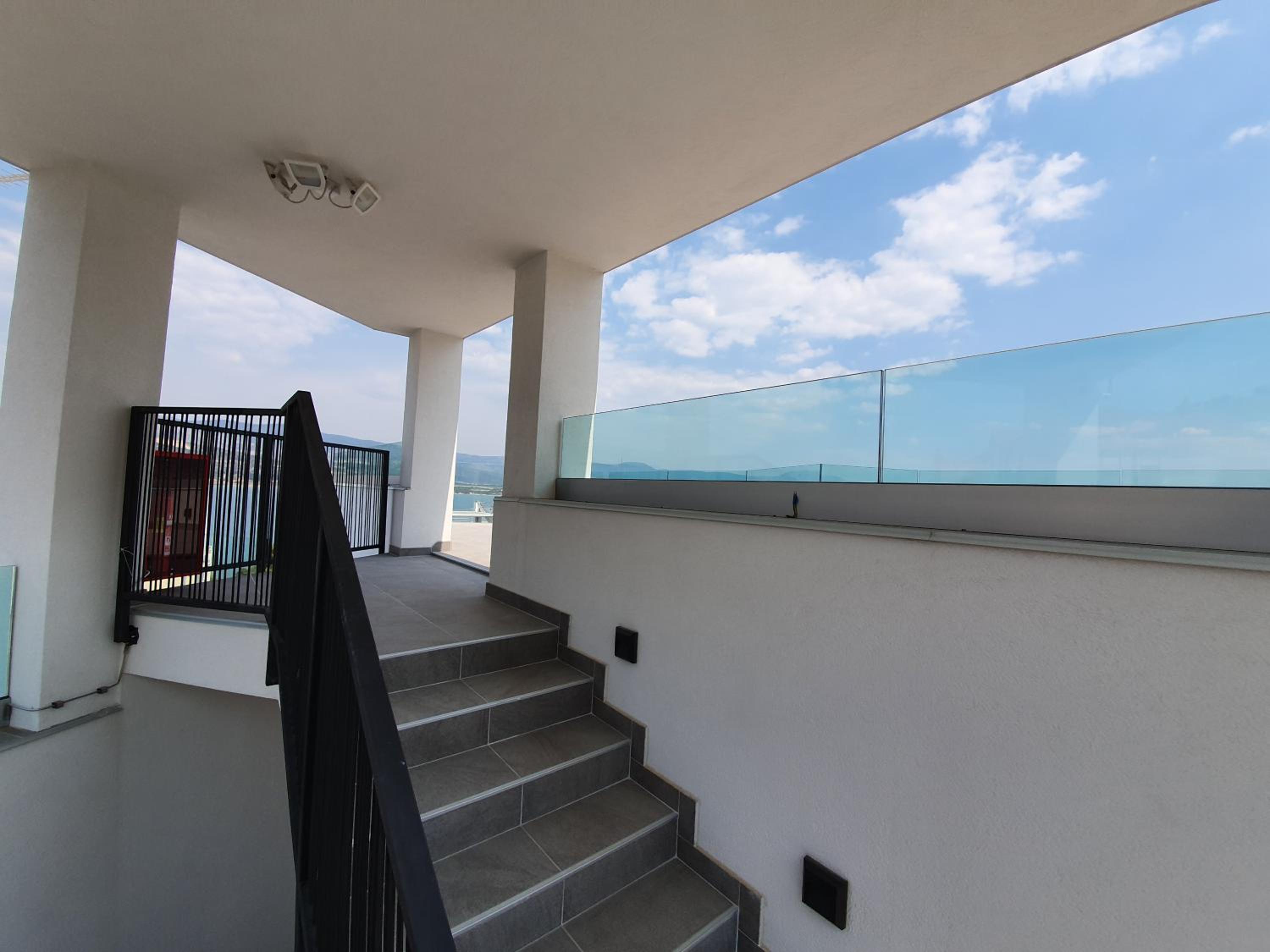 One-Bedroom Apartment with Balcony and Sea View - First Floor - Photo 8