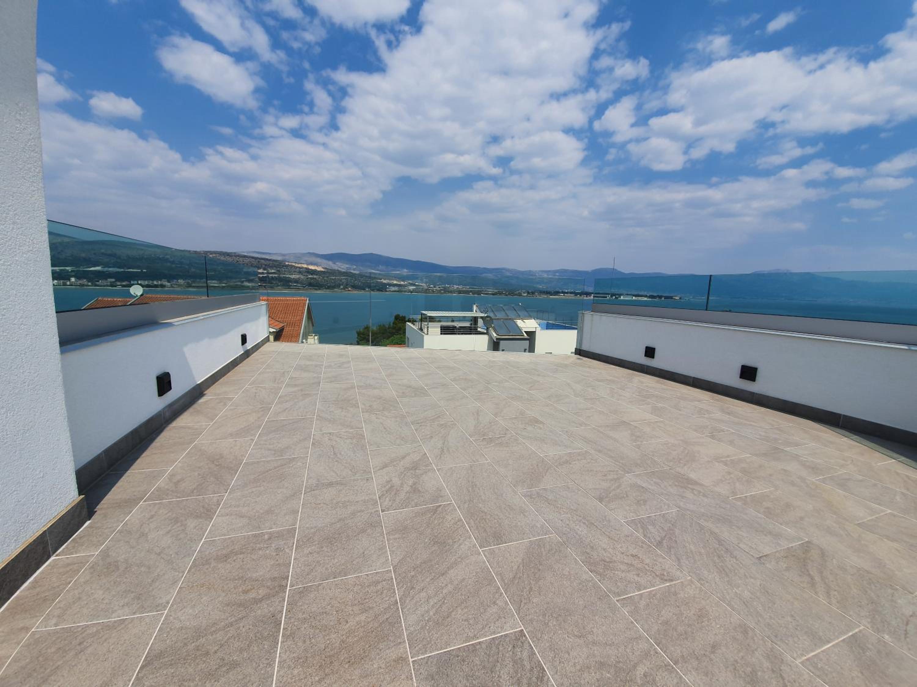 One-Bedroom Apartment with Balcony and Sea View - First Floor - Photo 17