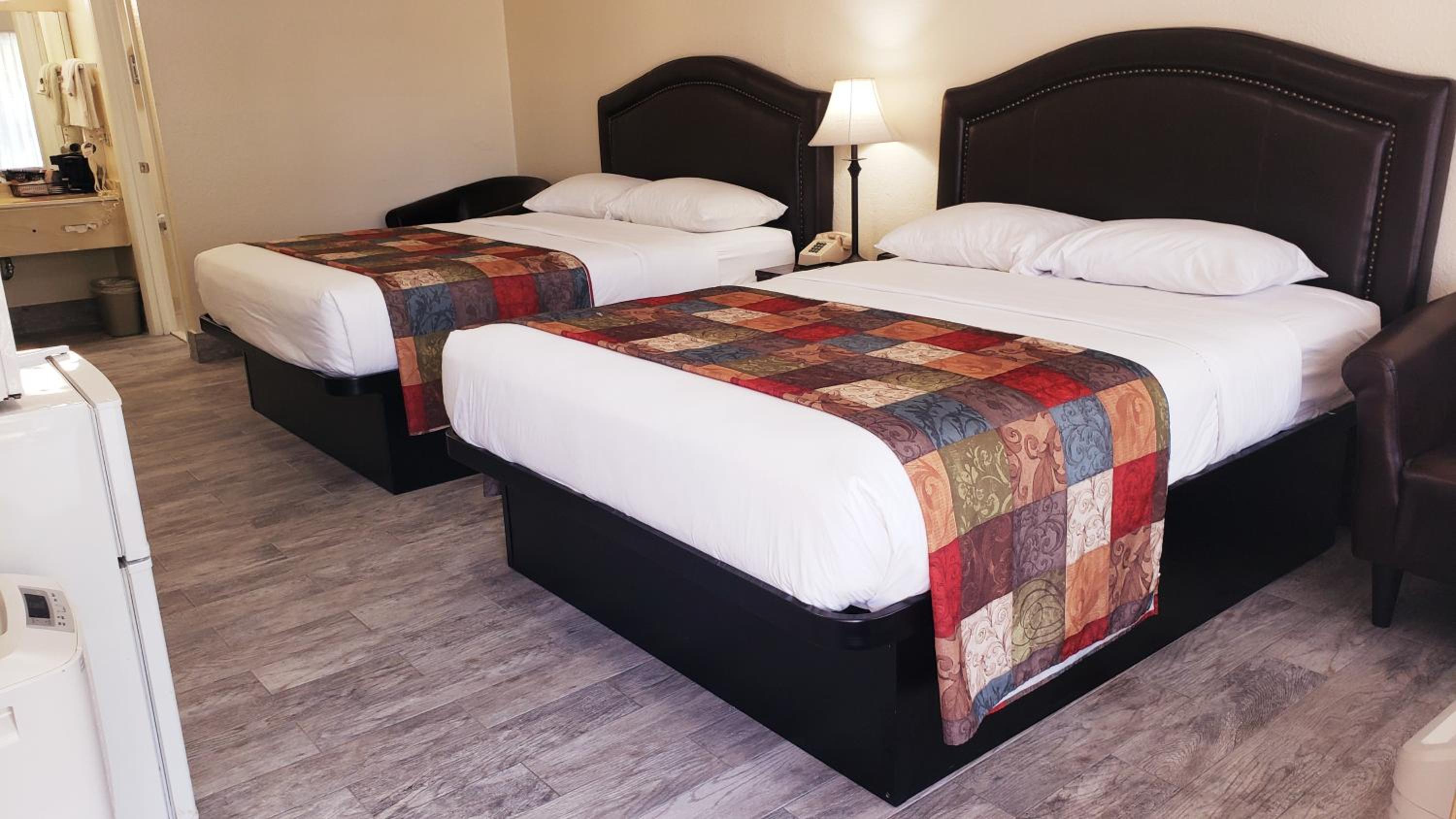 Room with Two Queen Beds - Non-Smoking photo 3