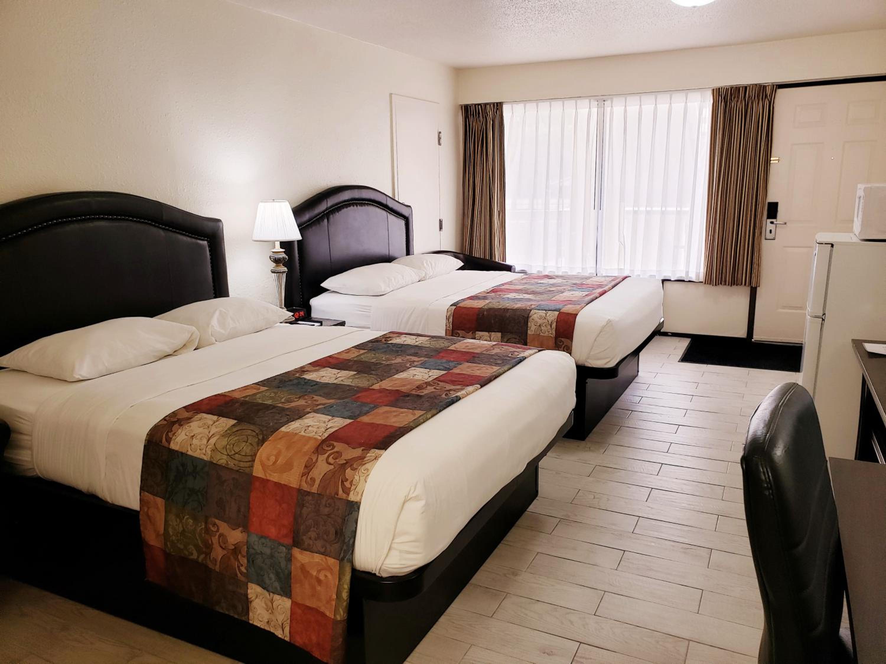 Room with Two Queen Beds - Non-Smoking photo 2