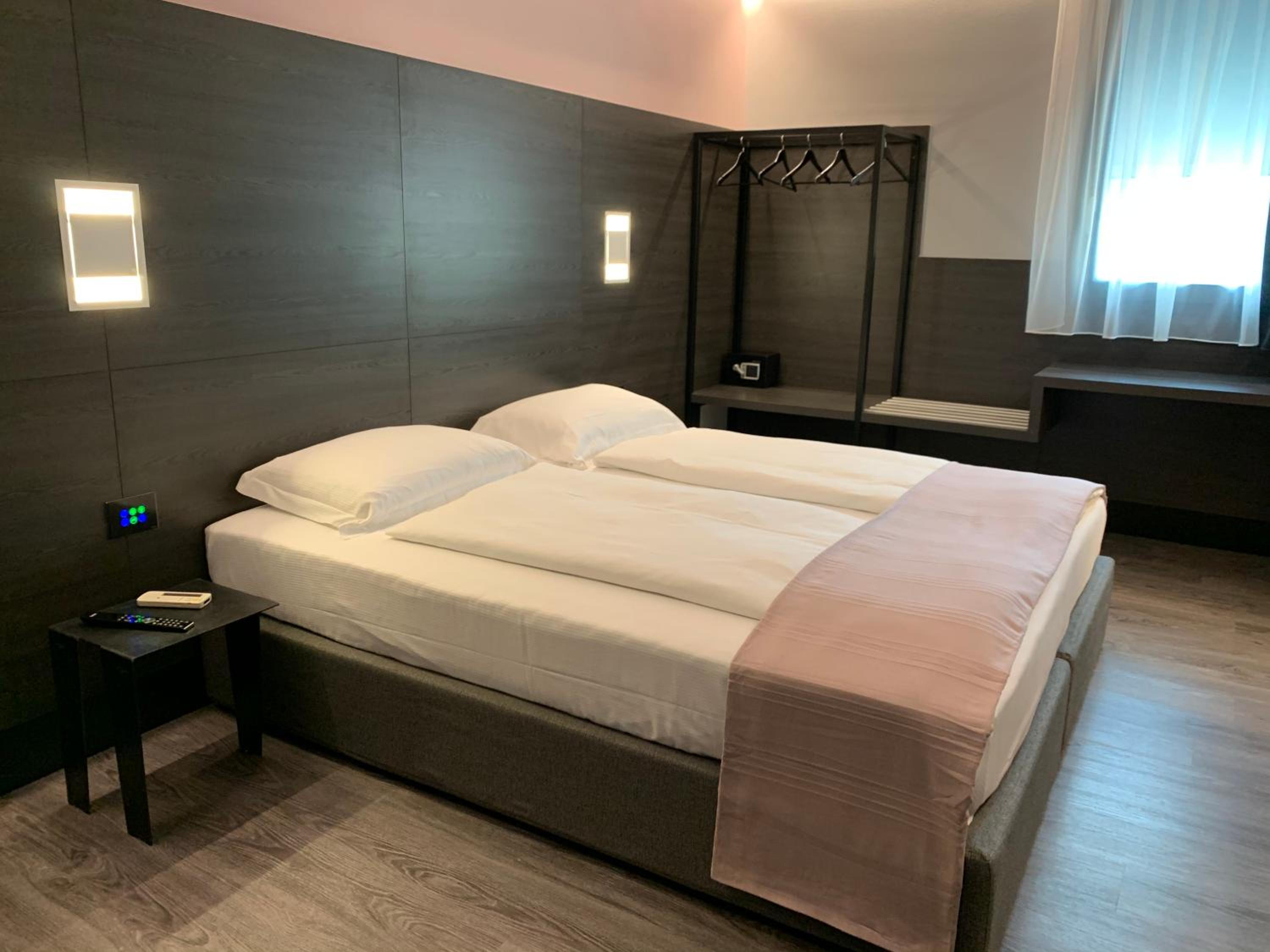 Double Room with Private Bathroom - Photo 3