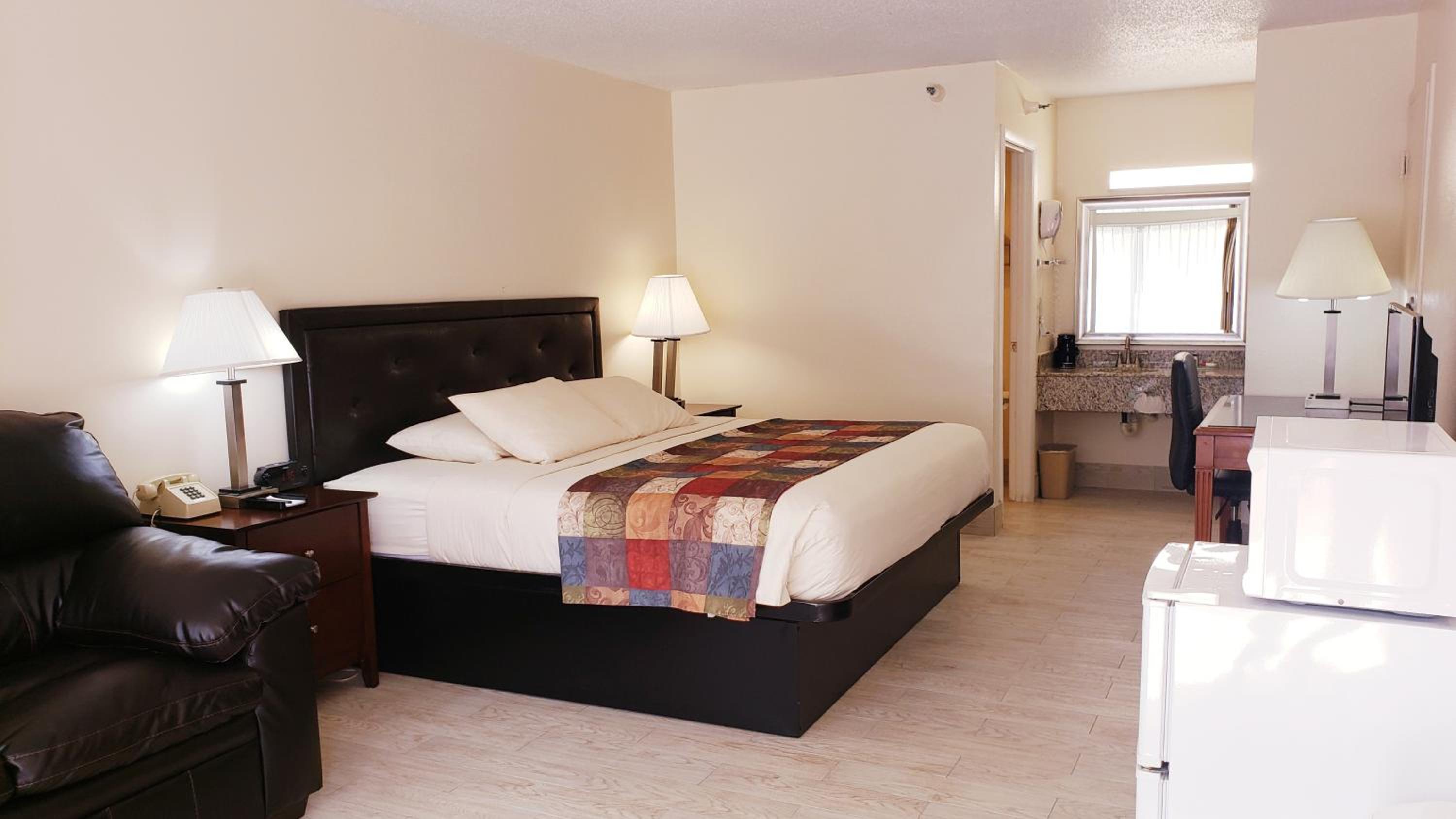 Room with King Bed - Smoking  photo 1