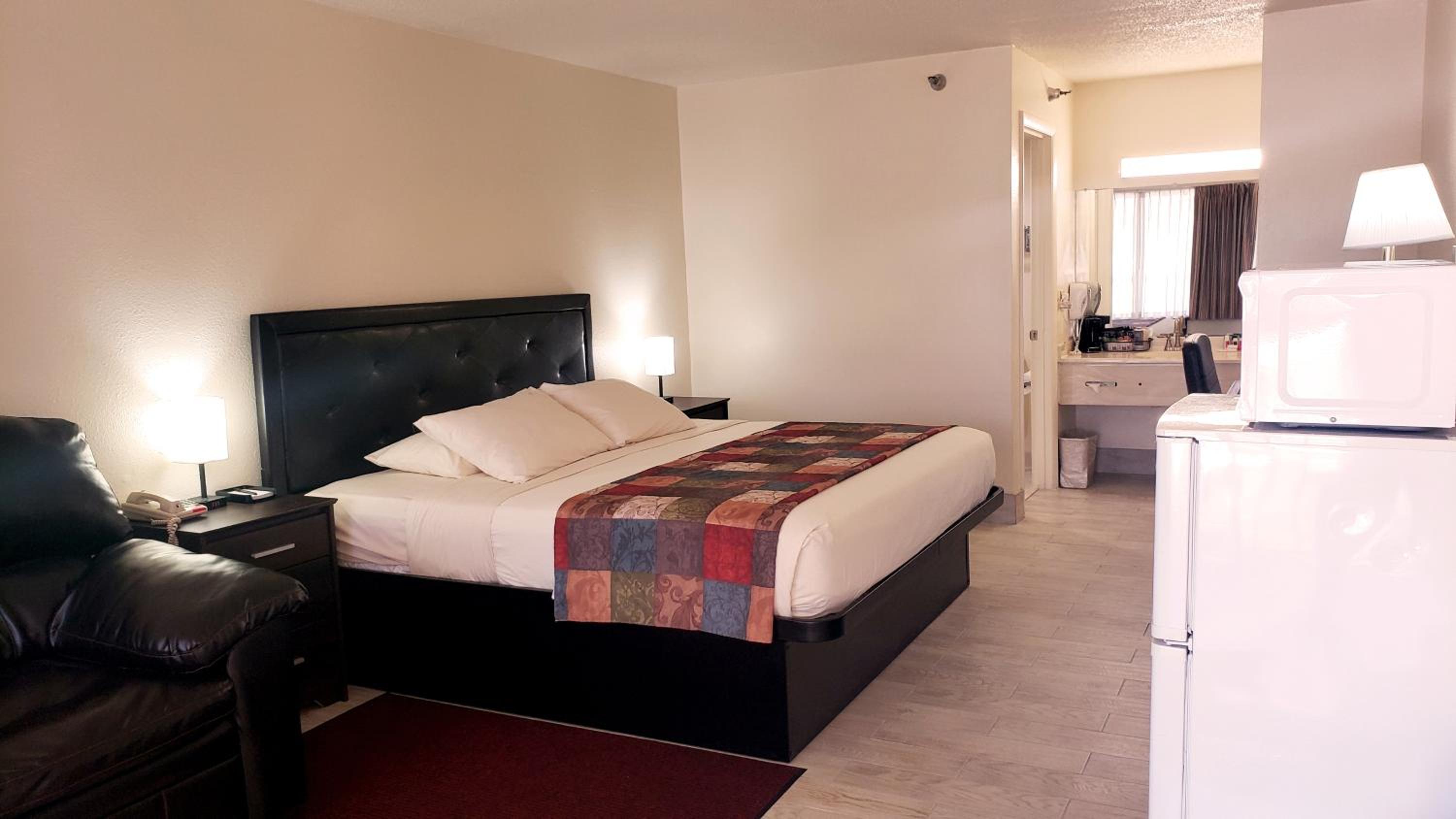Room with King Bed - Smoking  photo 2